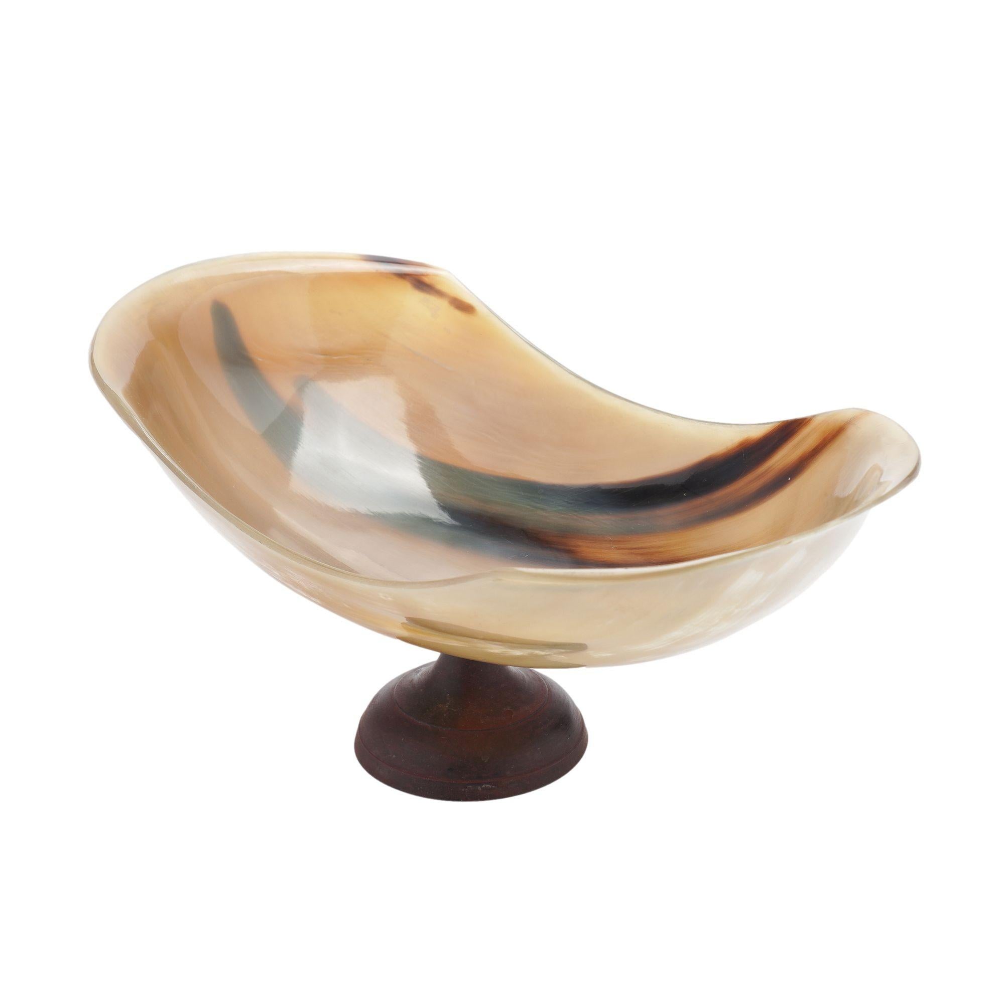 Cuenco de cuerno de búfalo sobre pedestal siglo XX en venta