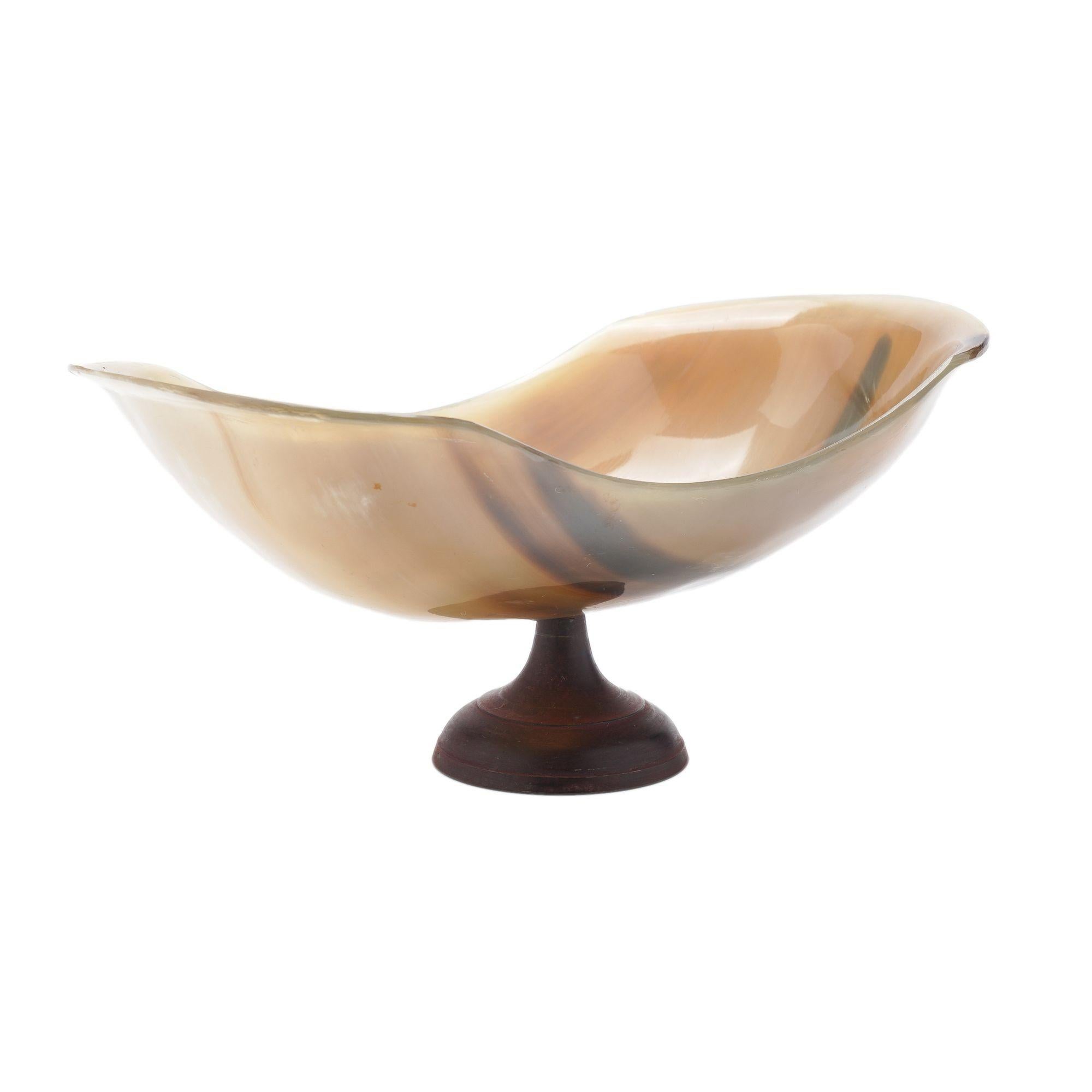 Cuenco de cuerno de búfalo sobre pedestal Cuerno en venta