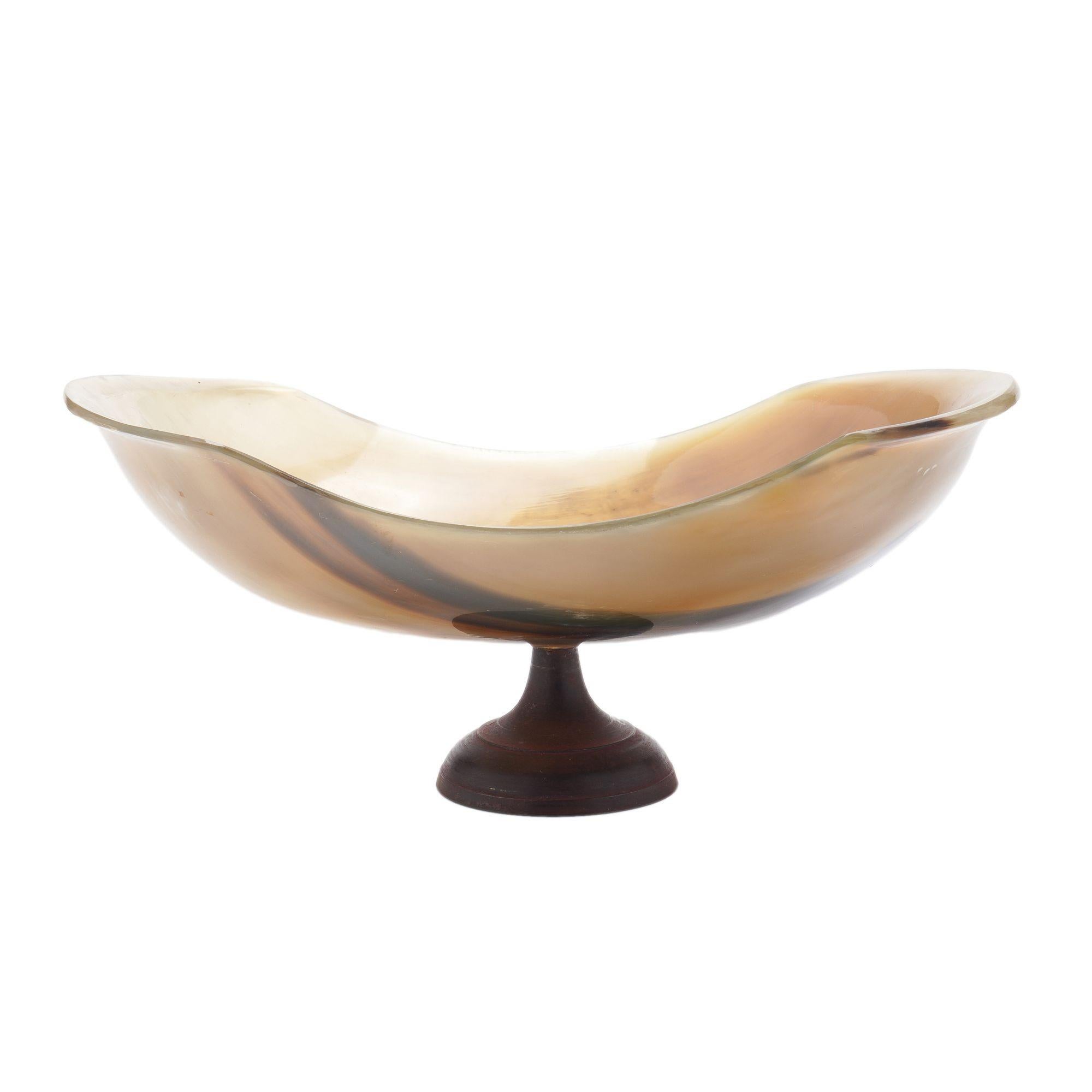 Cuenco de cuerno de búfalo sobre pedestal en venta 1