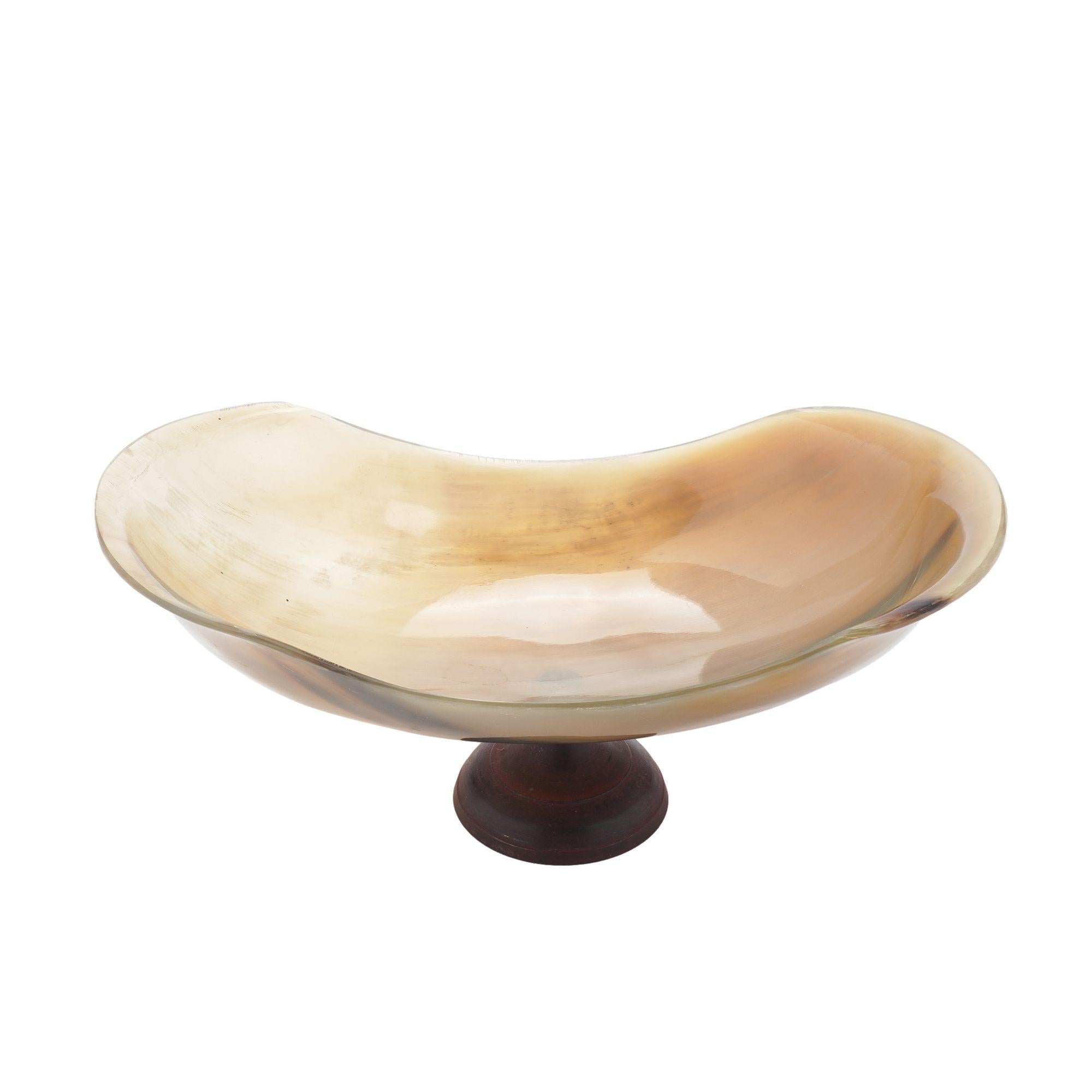 Cuenco de cuerno de búfalo sobre pedestal en venta 2