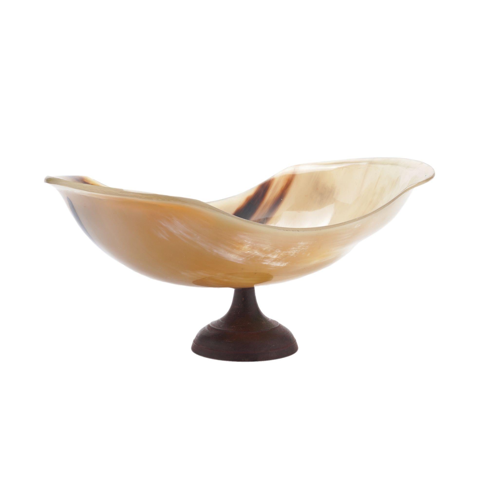 Cuenco de cuerno de búfalo sobre pedestal en venta 4