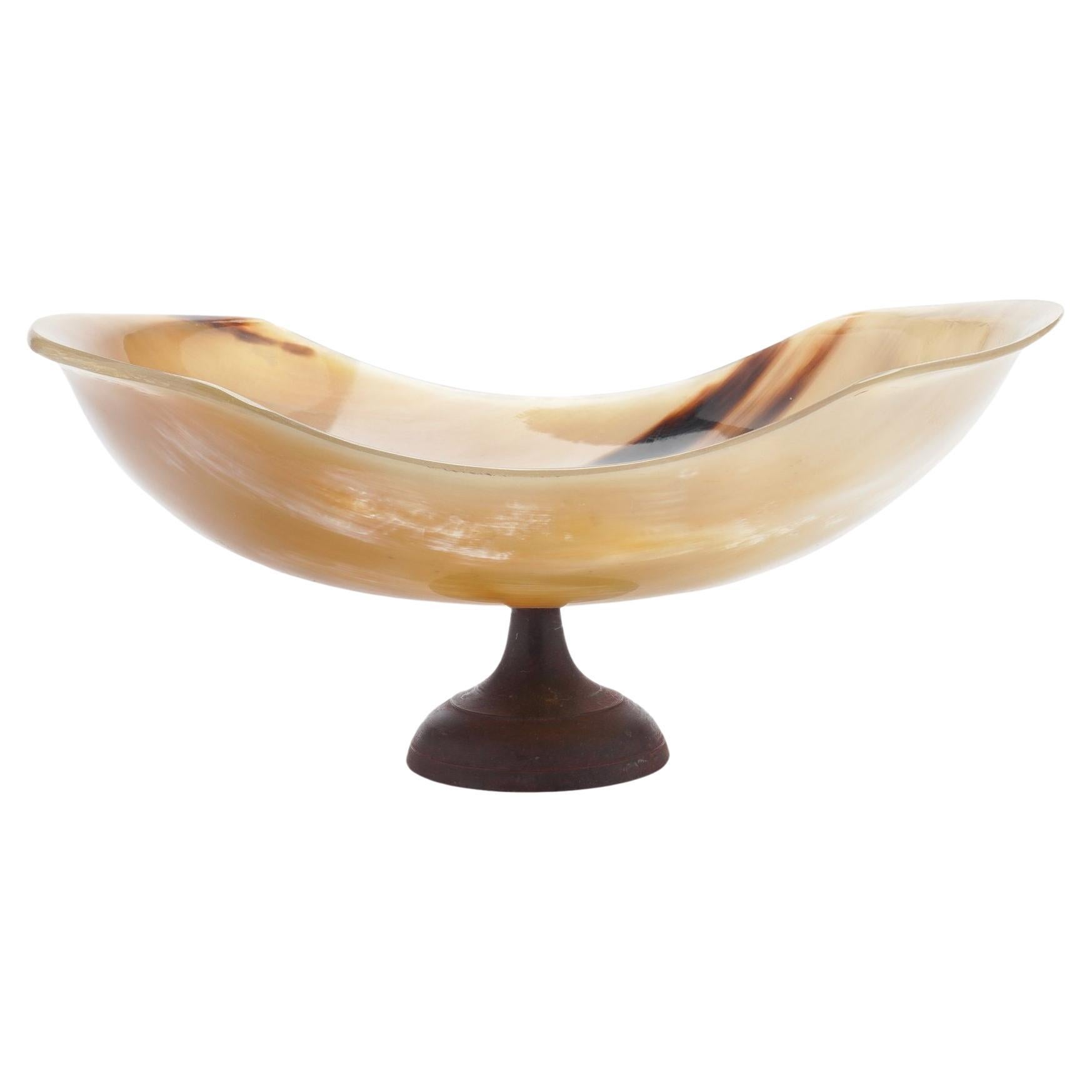 Cuenco de cuerno de búfalo sobre pedestal en venta