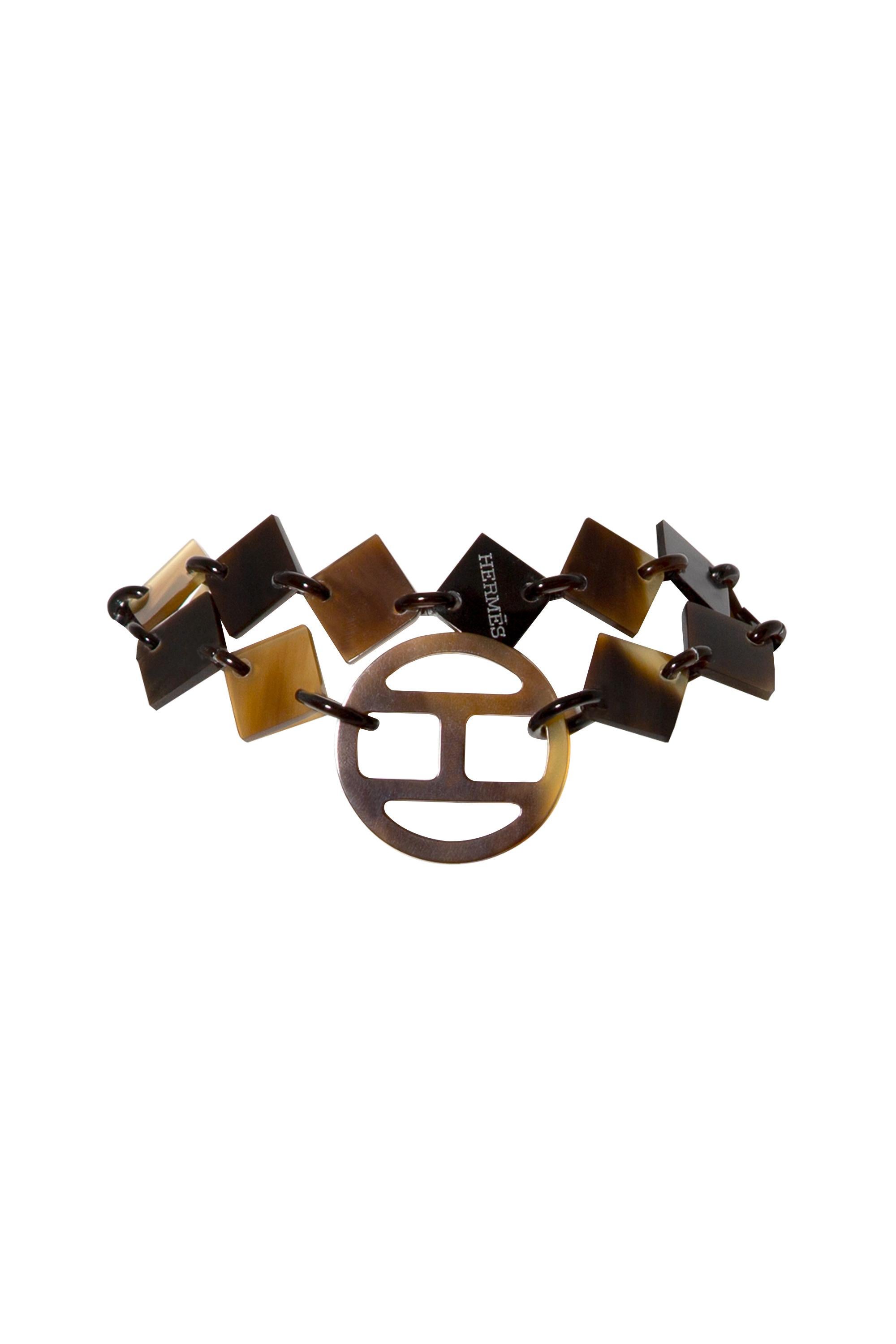 Discover the stunning craftsmanship of the Lena Necklace from Hermès.

•Made from luxurious buffalo horn, creating a beautifully unique and natural look
•Rich brown 
•Comes with a dustbag and box
•Excellent condition