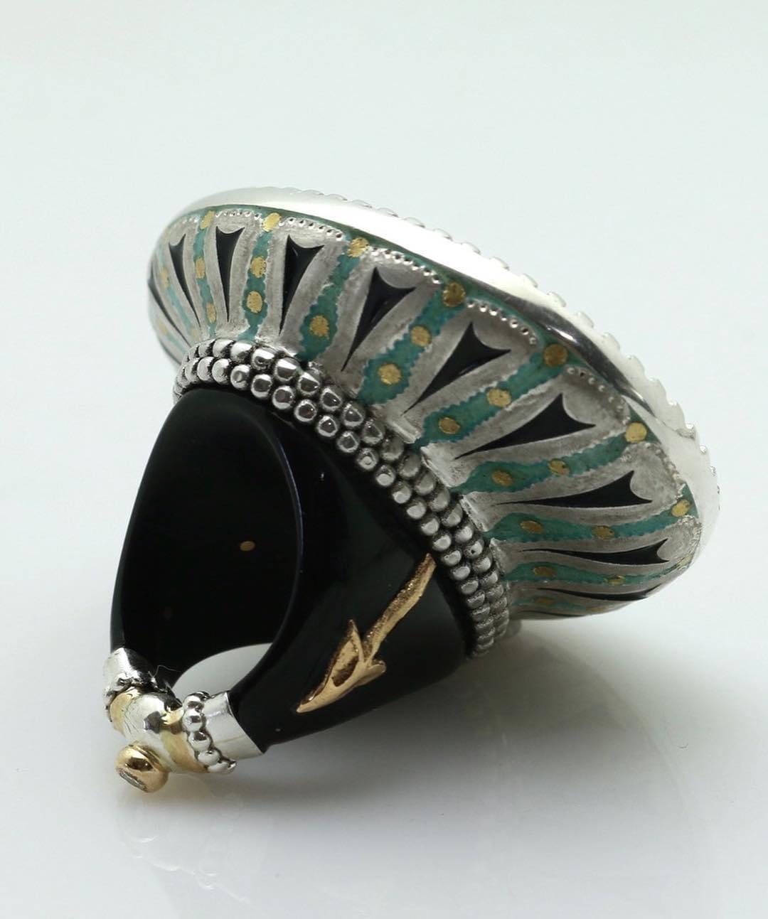 Büffelhorn/Goldring mit Diamant/Edelstein Keri Ataumbi von Ataumbi Metals (Indigene Kunst (Nord-/Südamerika))