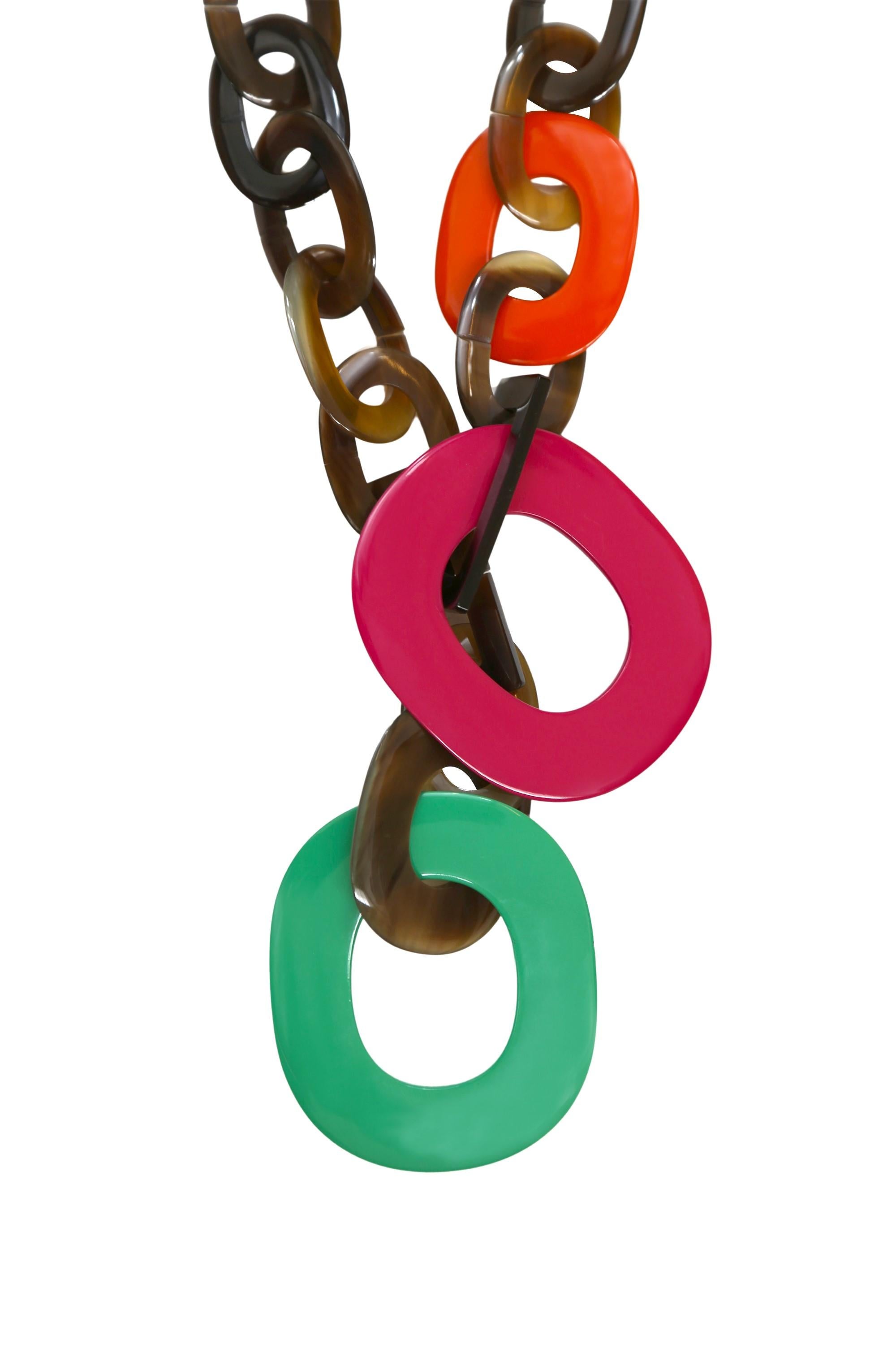 Scopri la straordinaria maestria della Collana Lariat in lacca di Horn di Buffalo di Hermès.

Realizzato in lussuoso corno di bufalo
Crea un look unico e naturale
Colore marrone e verde intenso 
Viene fornito con un sacchetto antipolvere e una