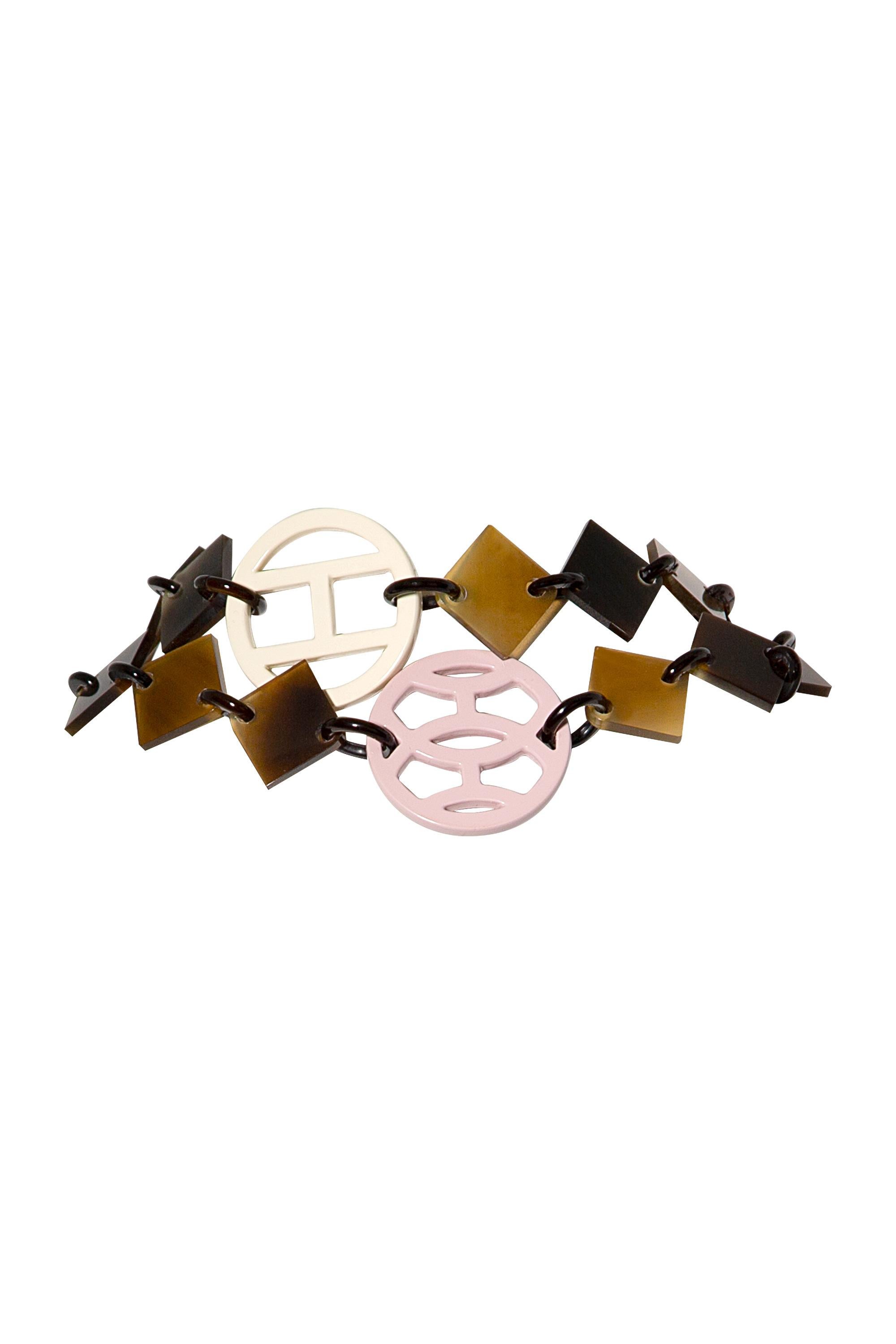 Discover the stunning craftsmanship of the Lena Necklace from Hermès.

•Made from luxurious buffalo horn
•Creates a beautifully unique and natural look
•Brown and pastel colours
•Comes with the dustbag and the box
•Excellent condition