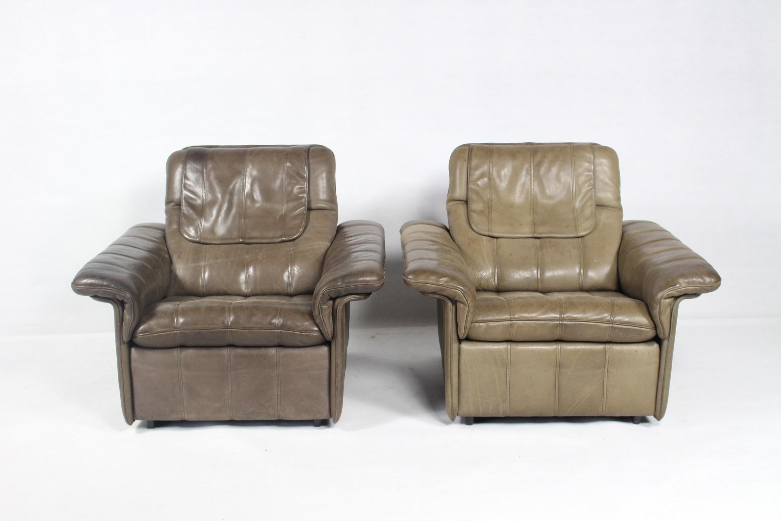 De Sede Büffelleder, Schweiz, 1970er Jahre.
Braunes dickes Nackenleder mit hellen Nähten.
Zustand Vintage By.
Preis für 1 Stuhl verfügbar 2 Stühle.