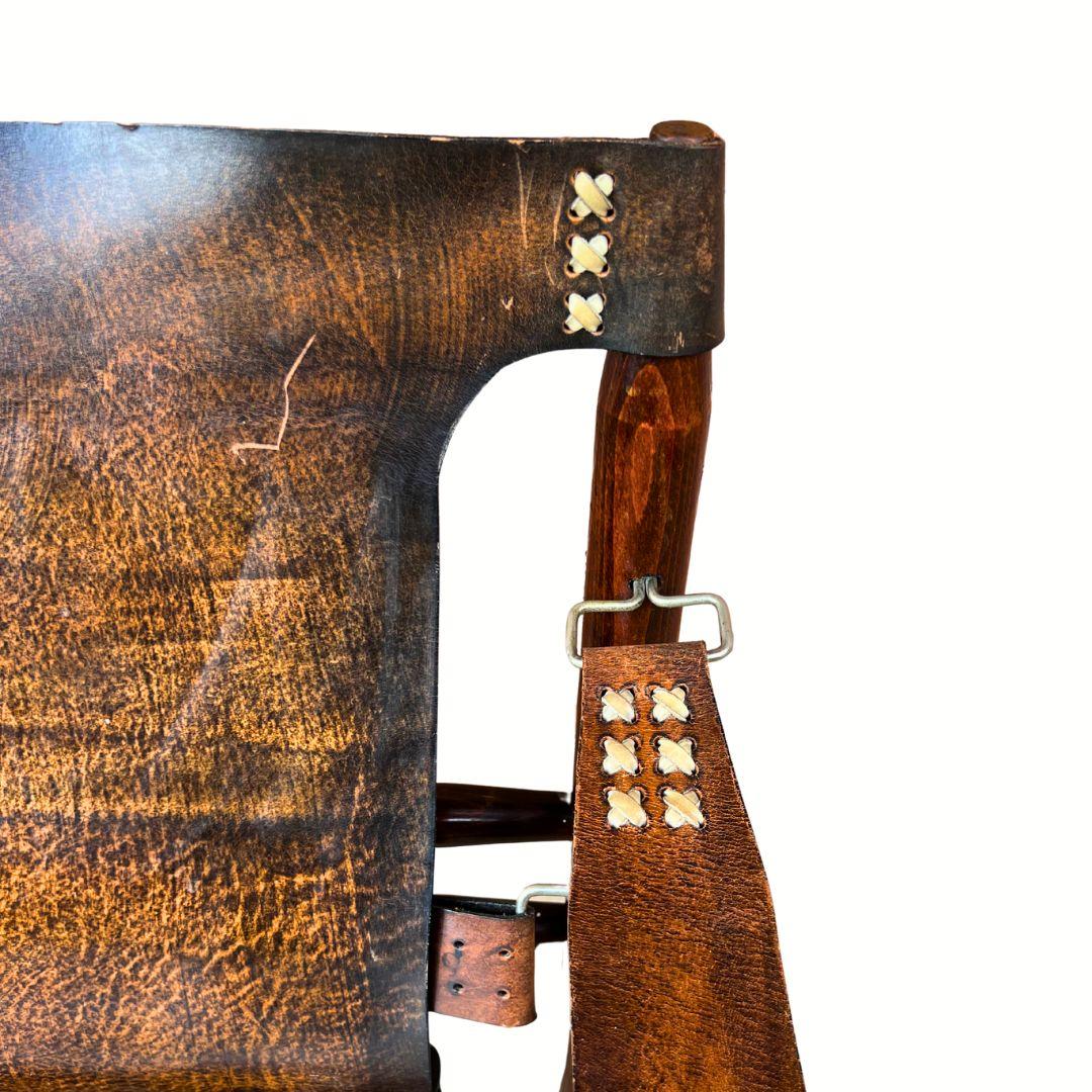 Cette chaise de style safari décontracté des années 70 a un look cool et classique. Le cuir de buffle a très bien vieilli et a pris une riche patine au fil des ans. Le cadre en chêne massif est encore robuste et en bon état.

Ce fauteuil est