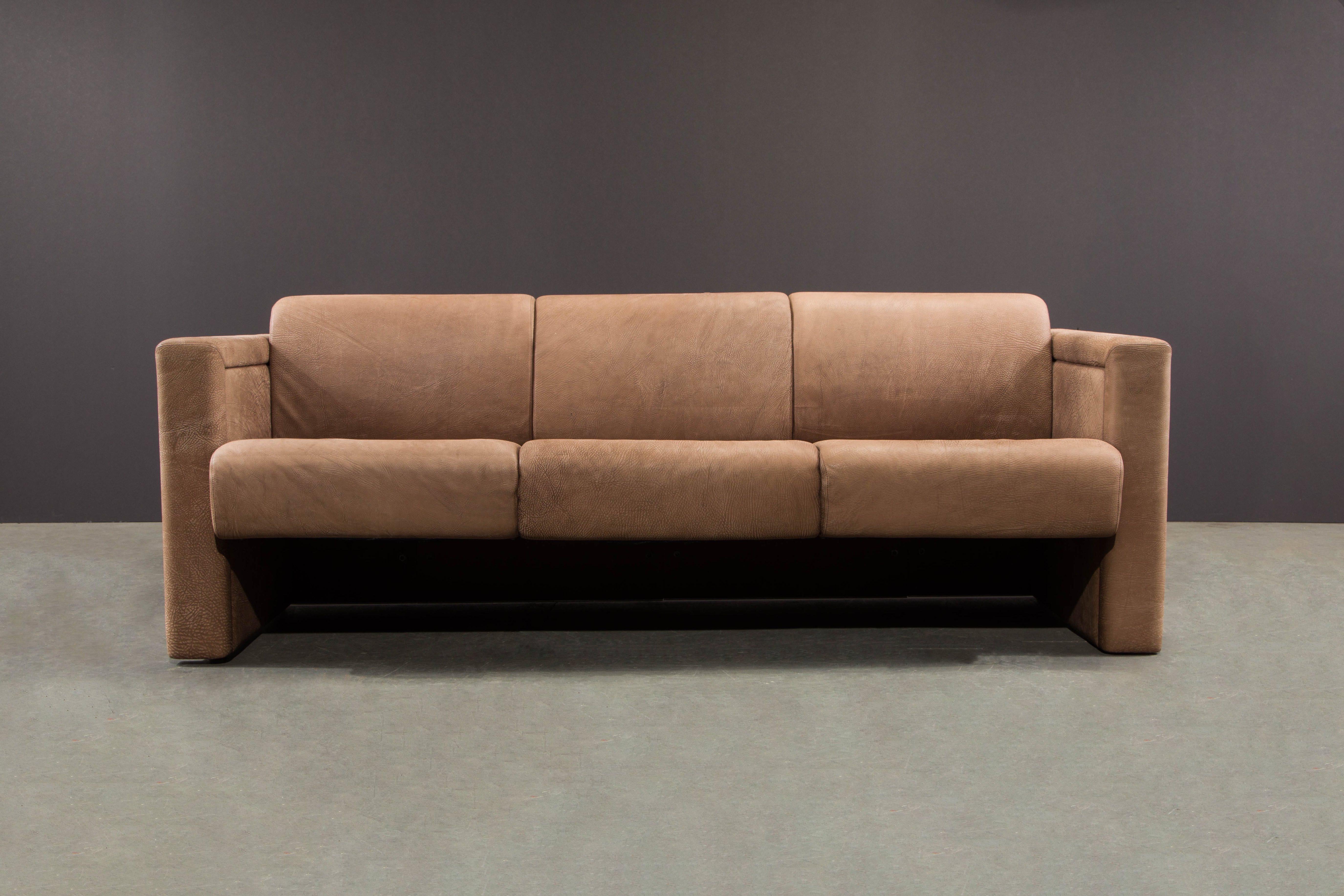 Dieses phänomenale Dreisitzer-Sofa aus Büffelleder wurde von Robert und Trix Haussmann für Knoll International entworfen (1988) und ist auf der Unterseite mit Knoll-Deckstoff und dem Etikett 