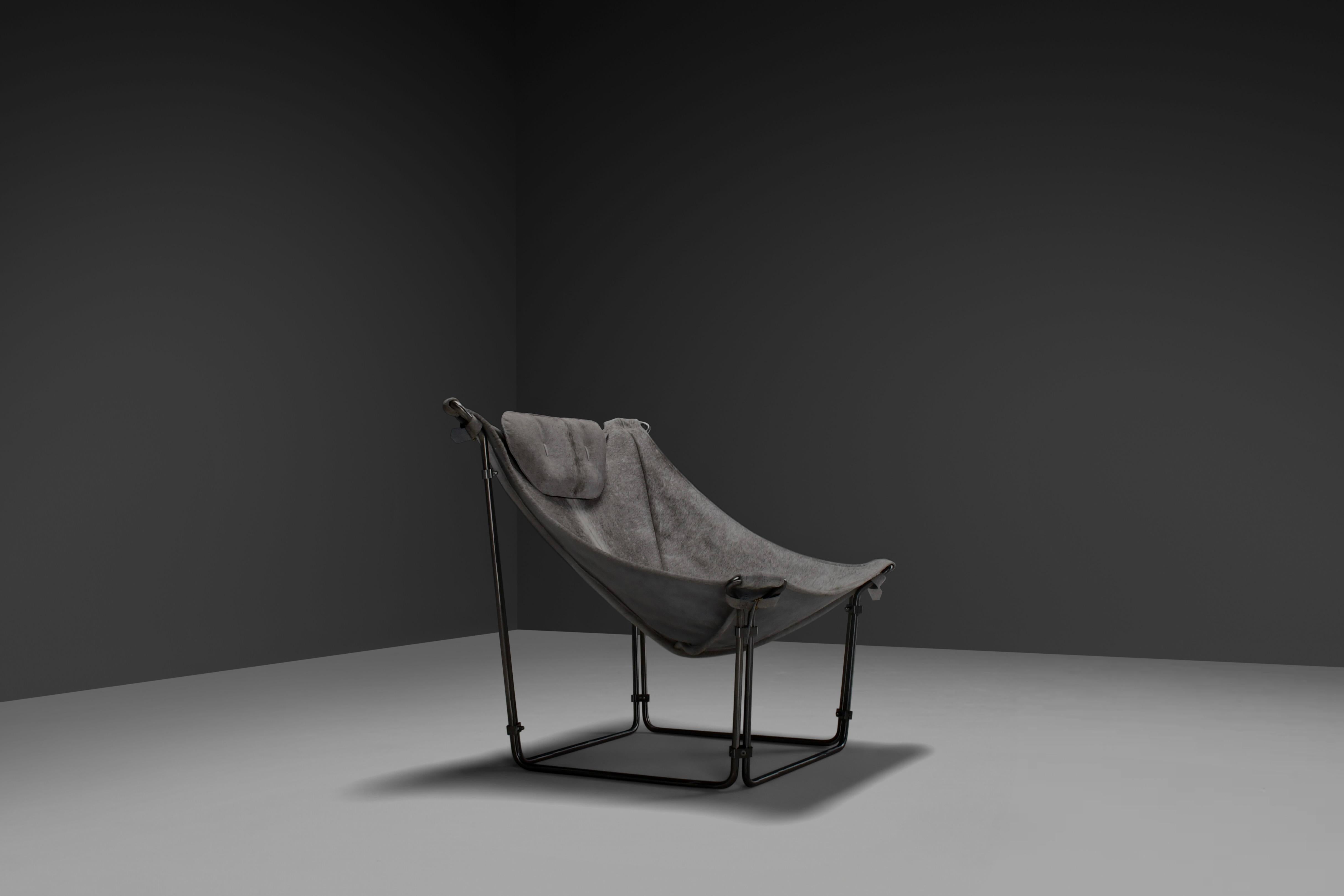 ‘Buffalo’ Lounge Chair in Cow Hide and Steel by Kwok Hoi Chan, France 1969 In Excellent Condition For Sale In Echt, NL