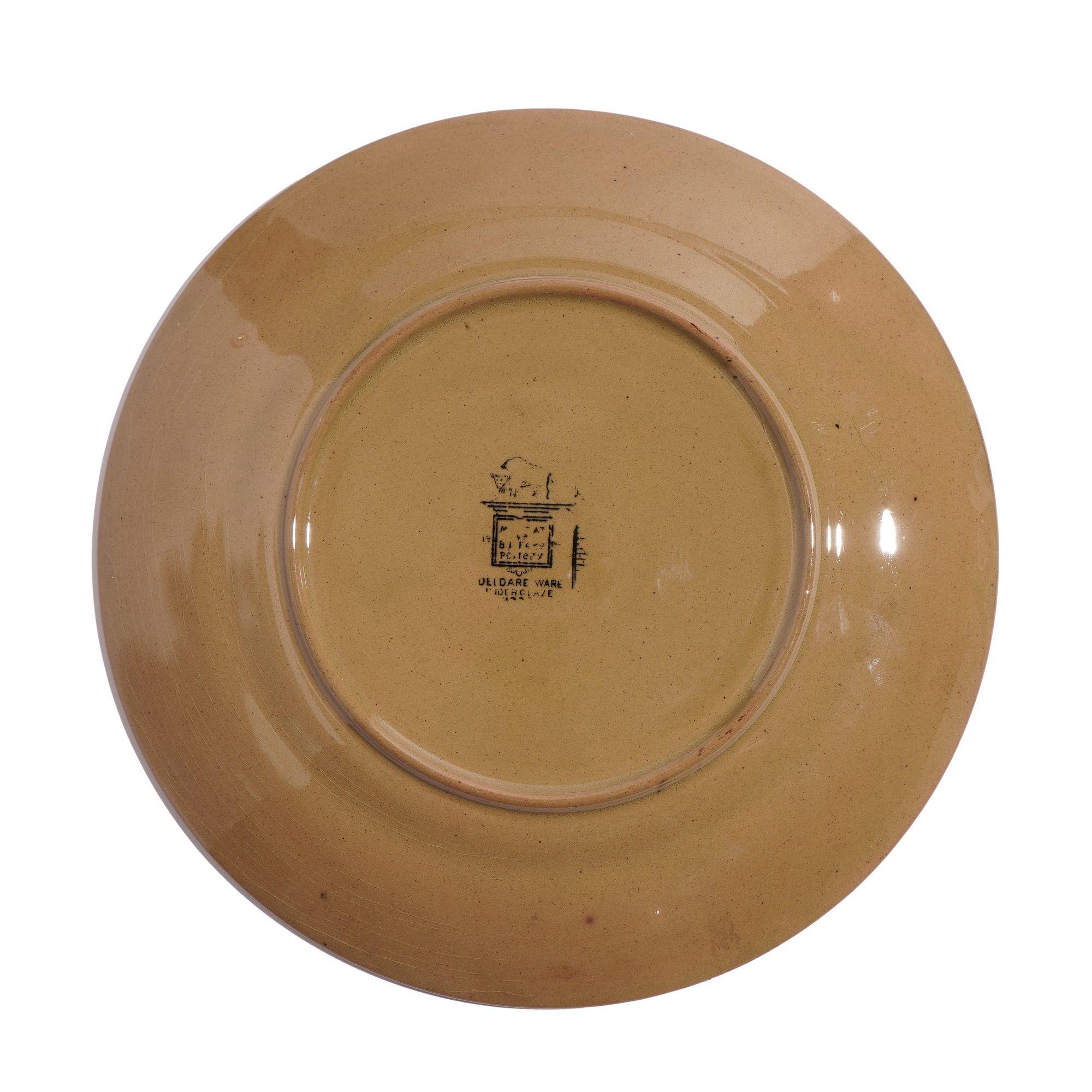 Buffalo Pottery Ye Town Crier plate, 1908 In Good Condition For Sale In Kenilworth, IL
