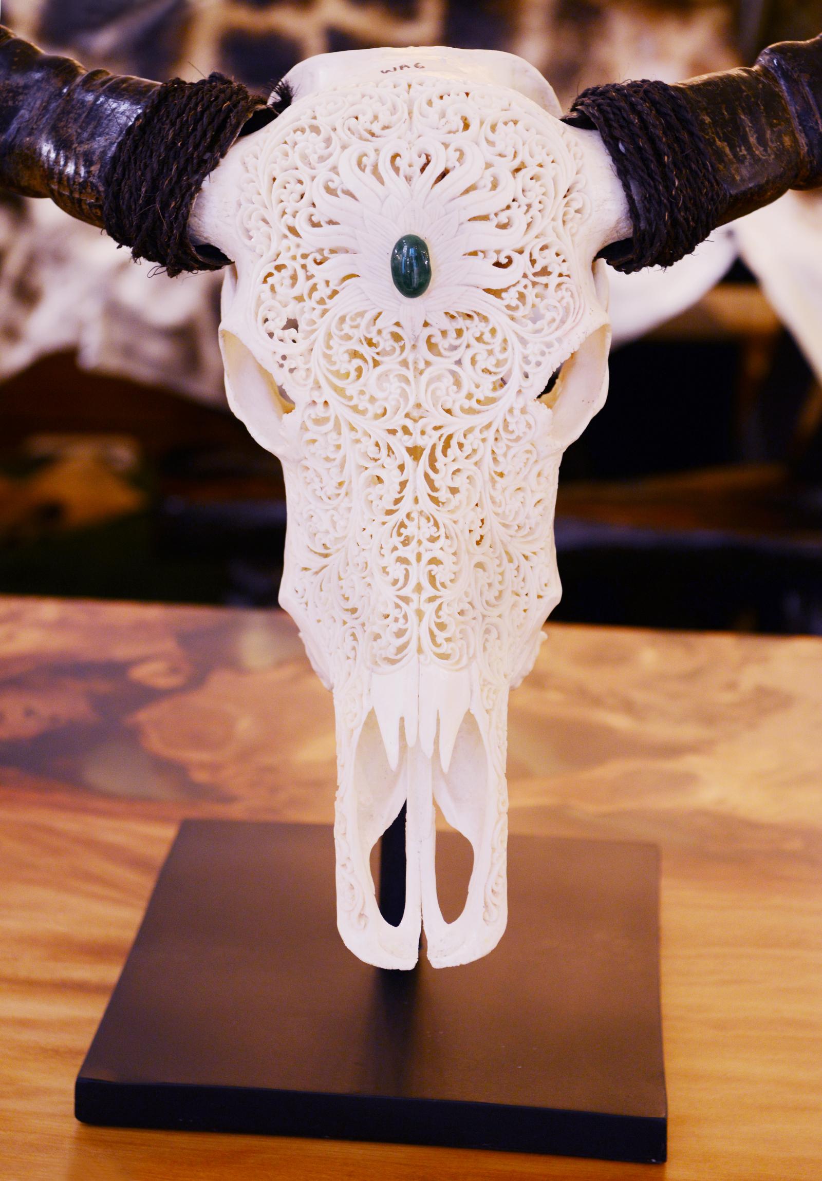 Buffalo Skull Hand-Carved Flower Sculpture In New Condition In Paris, FR