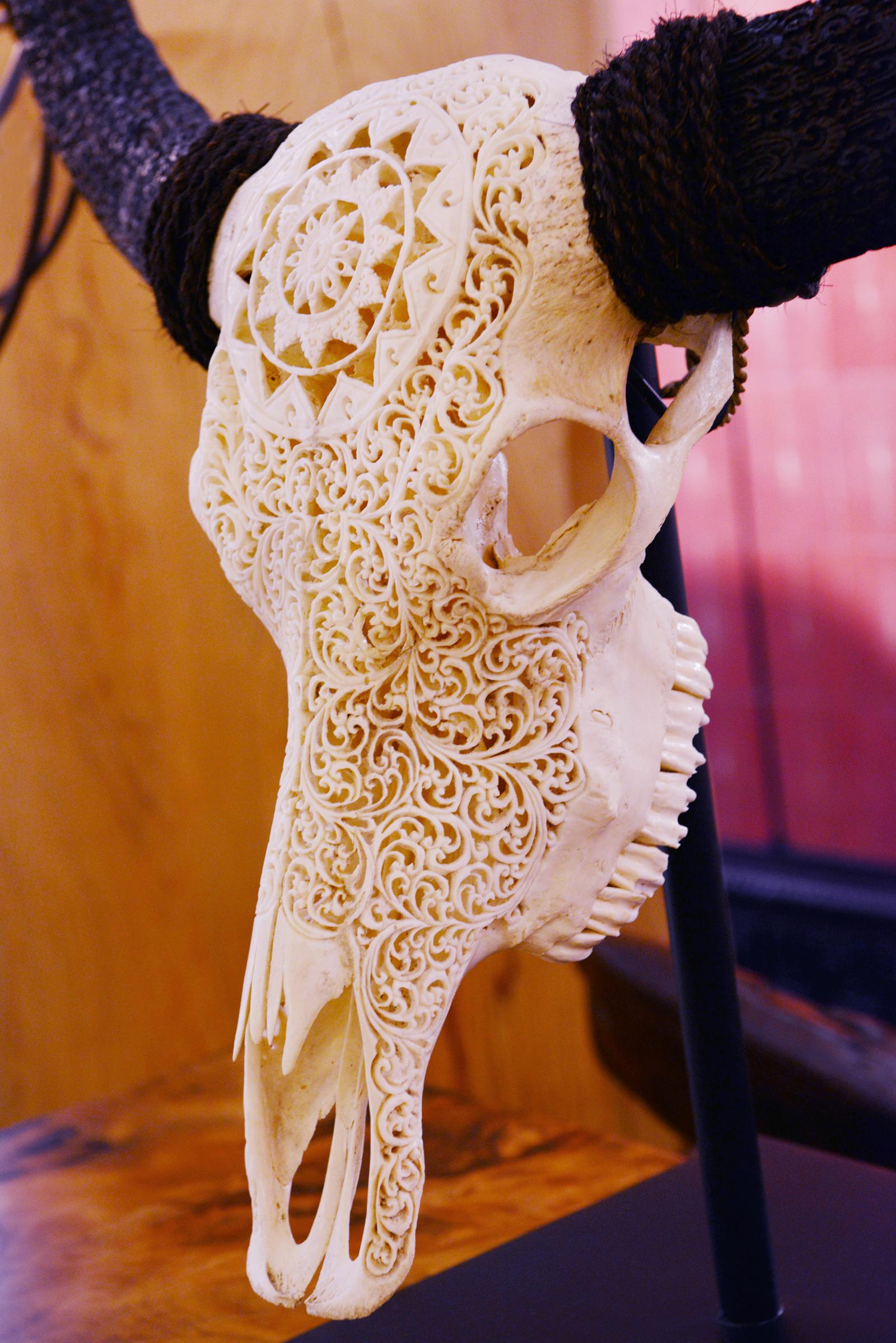 Buffalo Skull Hand-Carved Star Sculpture In New Condition In Paris, FR