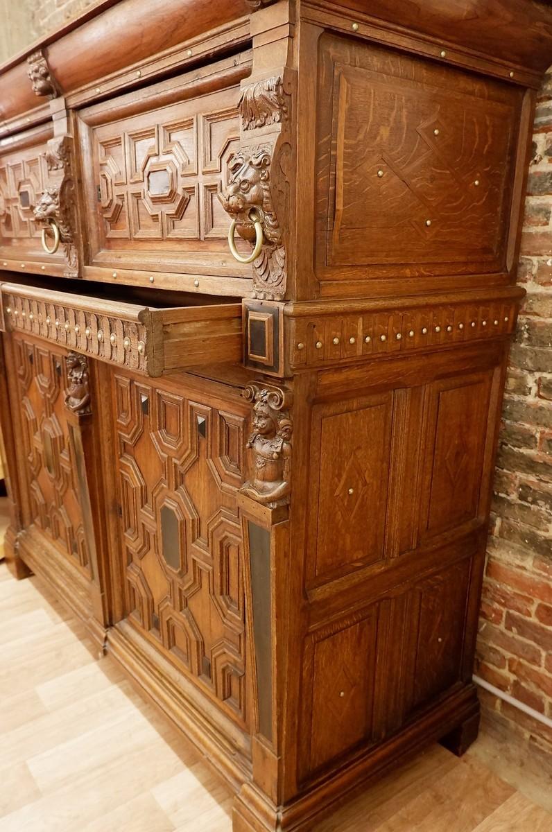Large buffet dating from the 17th century, Holland. Composed in 3 evenings.
The first part is composed of two gates, encrustation in ebony as than game of geomatrics.
The two bodies are separated by a large drawer composed of alternation between