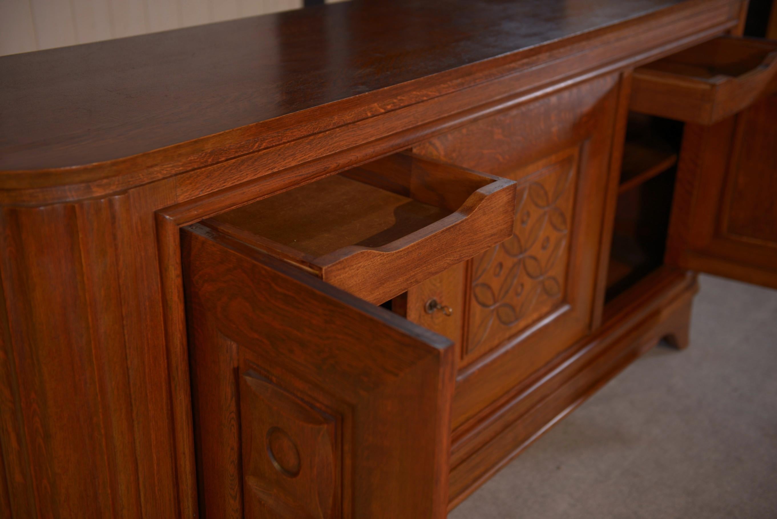 Buffet 3 portes en chêne massif pieds galbés 1950's en vente 4