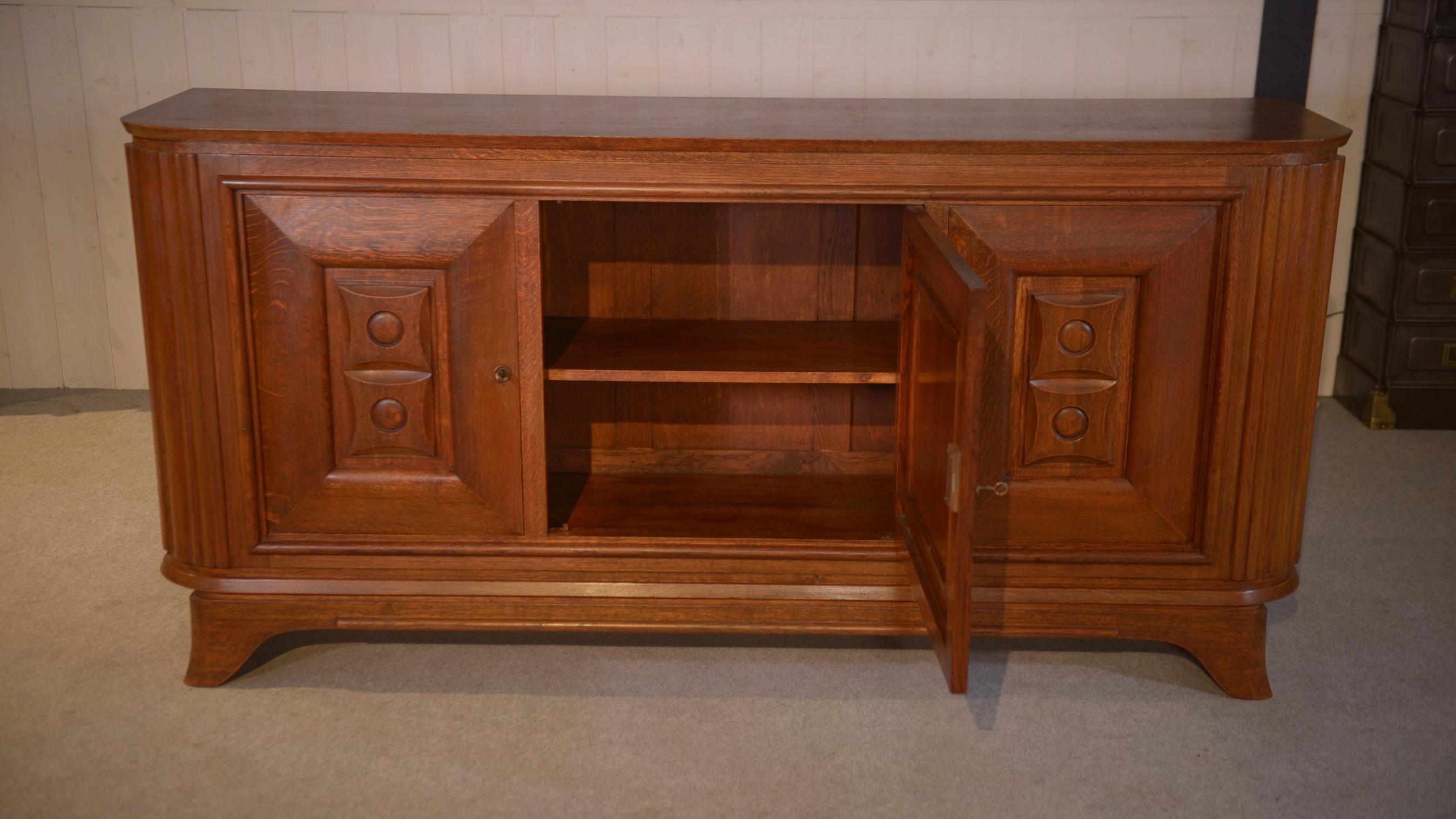 Buffet 3 portes en chêne massif pieds galbés 1950's en vente 5