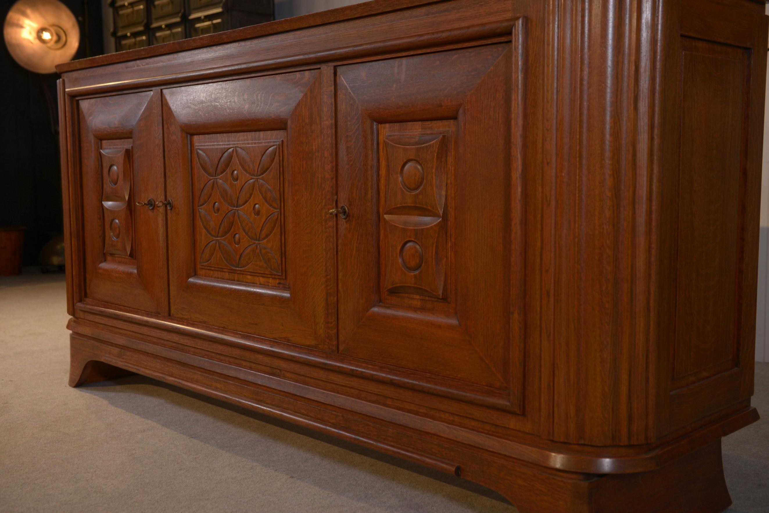 Buffet 3 portes en chêne massif pieds galbés 1950's en vente 6
