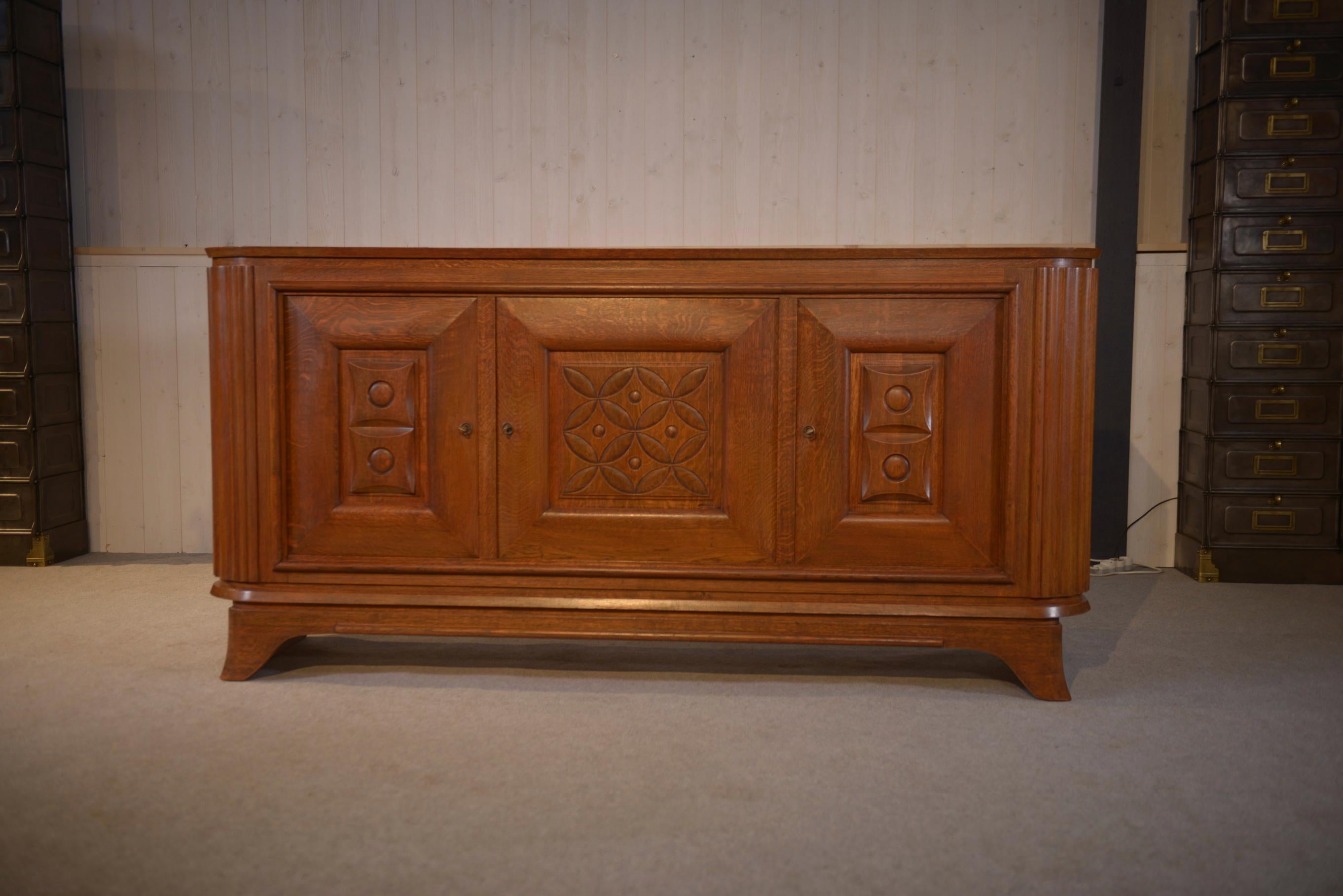 Buffet 3 portes en chêne massif pieds galbés 1950's en vente 7