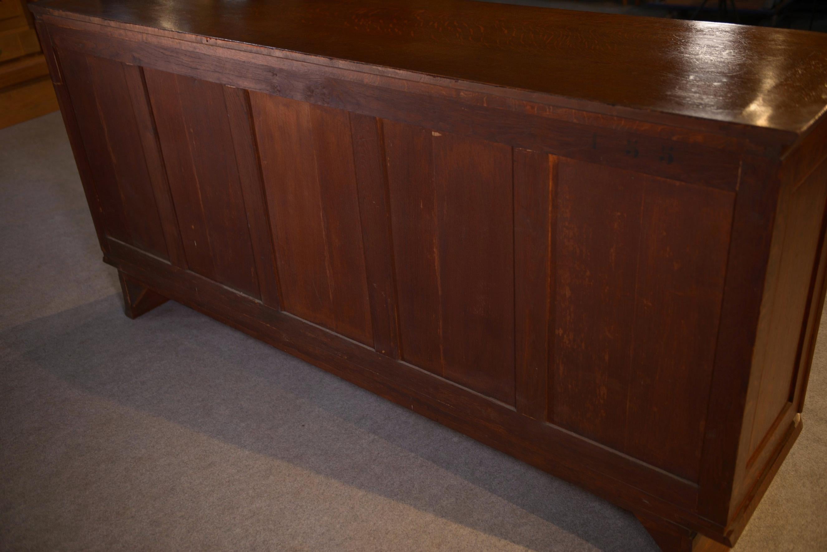 Buffet 3 portes en chêne massif pieds galbés 1950's en vente 8