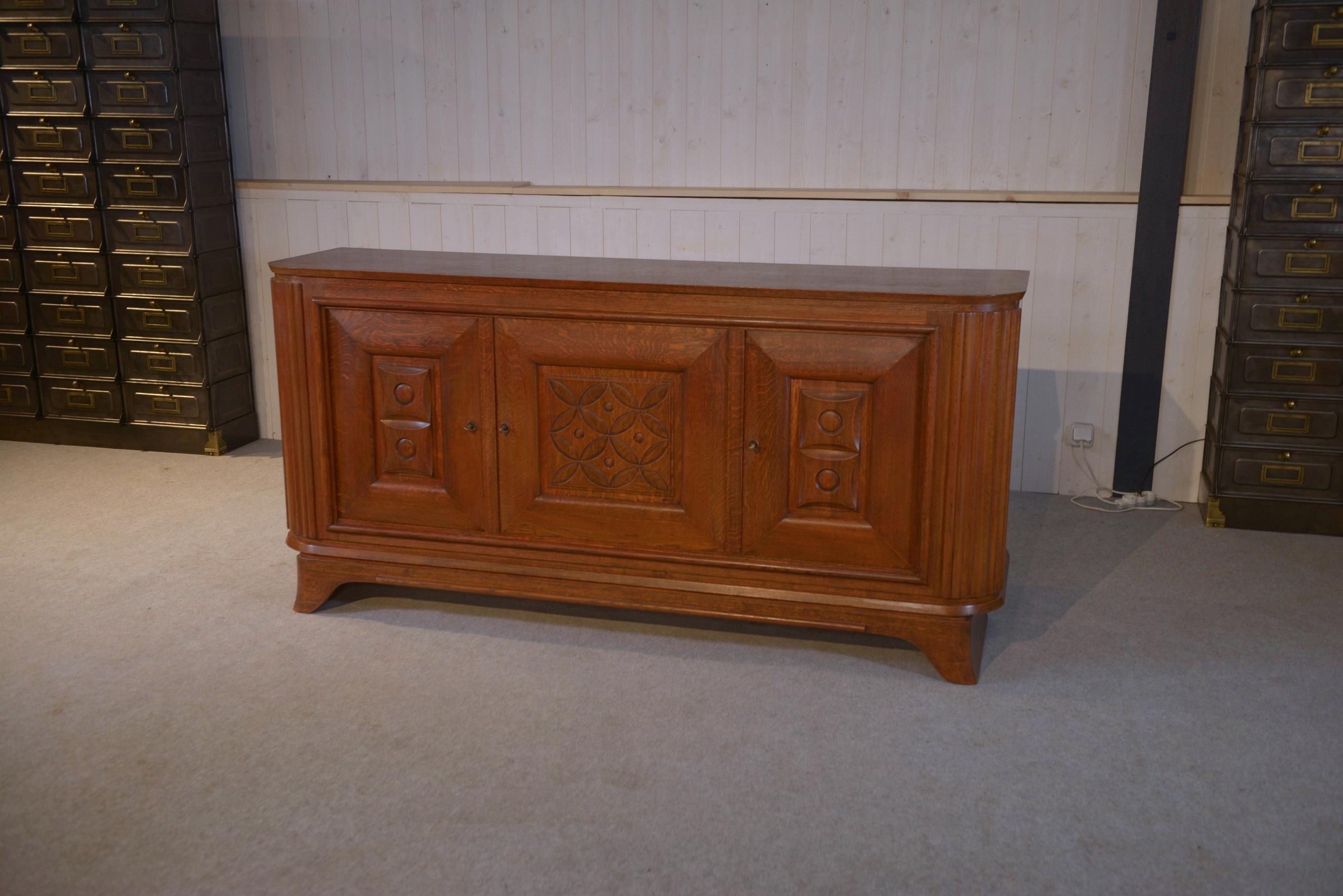 Buffet 3 portes en chêne massif pieds galbés 1950's en vente 9