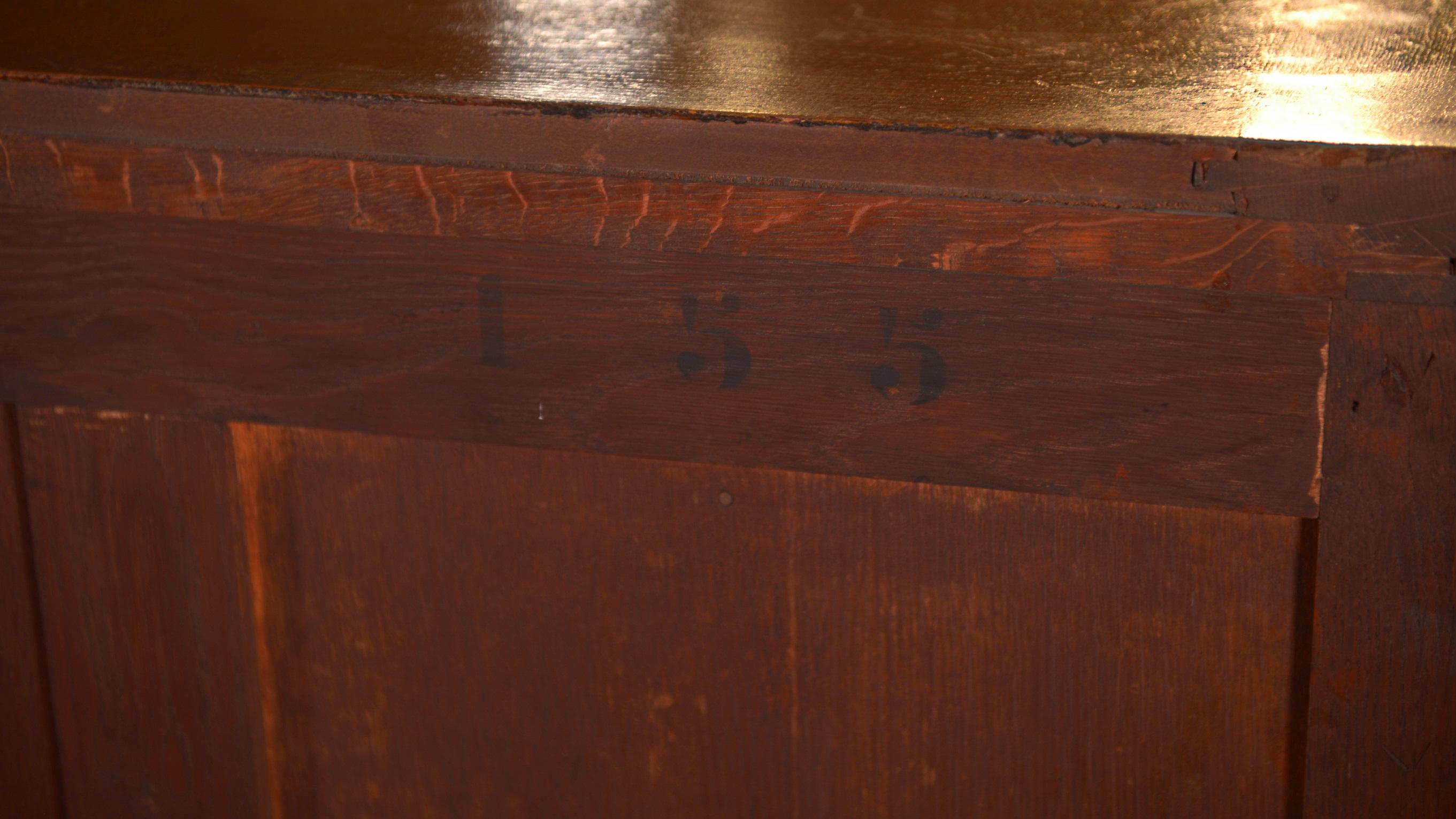 Buffet 3 portes en chêne massif pieds galbés 1950's en vente 10