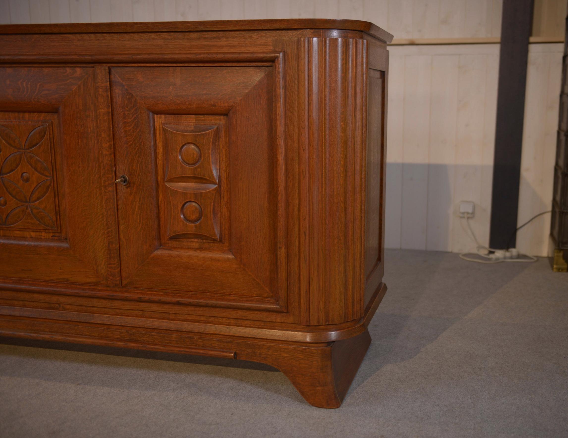 Buffet 3 portes en chêne massif pieds galbés 1950's en vente 11