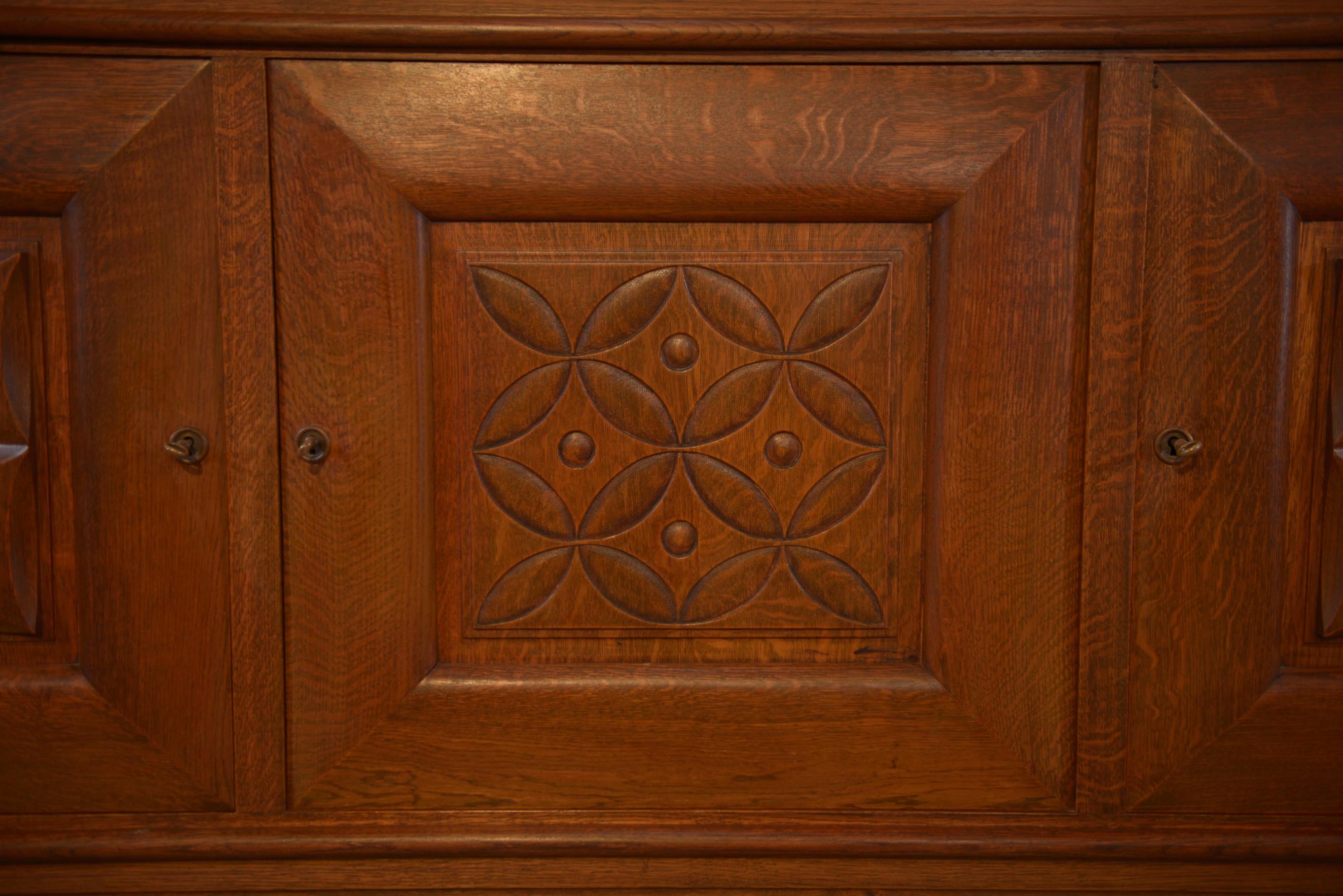 Art déco Buffet 3 portes en chêne massif pieds galbés 1950's en vente