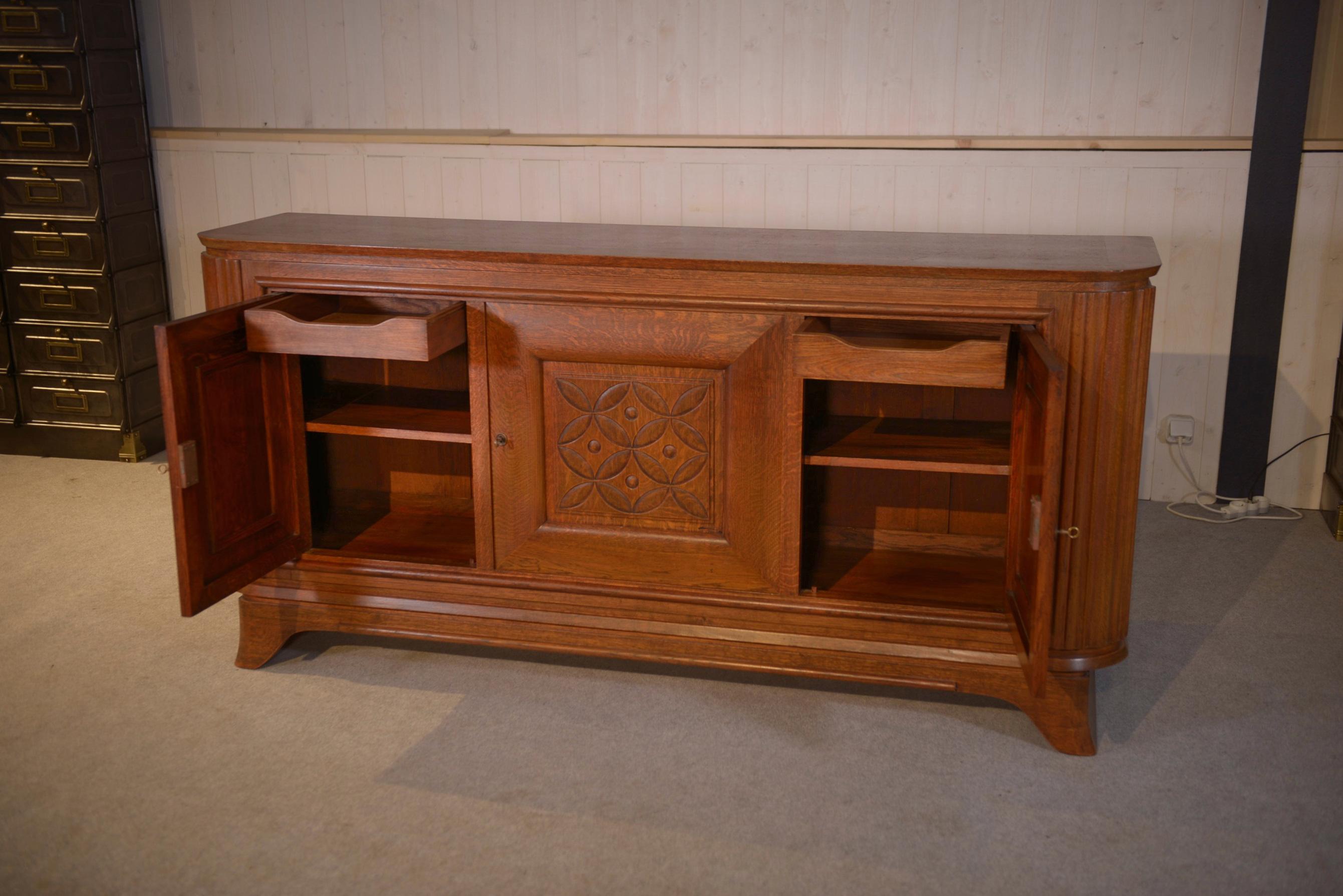 Français Buffet 3 portes en chêne massif pieds galbés 1950's en vente