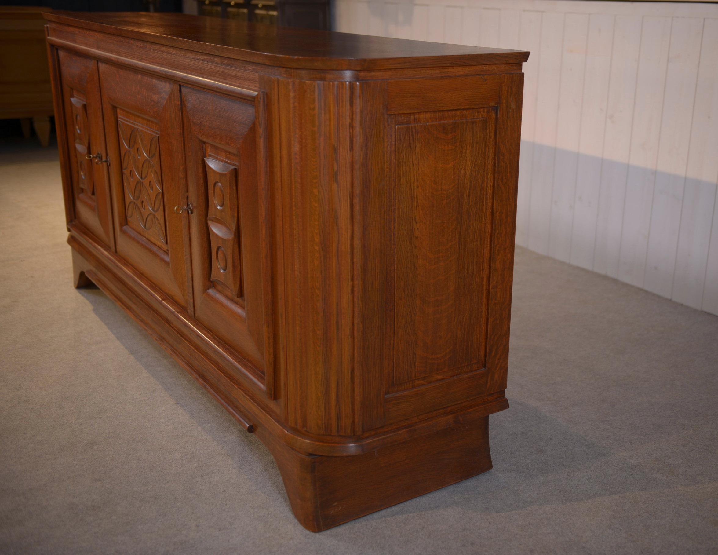 Milieu du XXe siècle Buffet 3 portes en chêne massif pieds galbés 1950's en vente