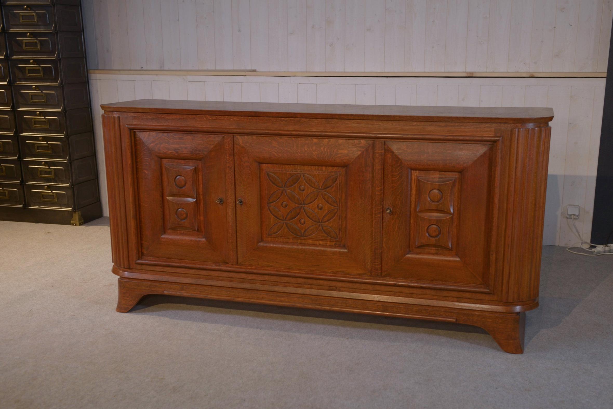 Chêne Buffet 3 portes en chêne massif pieds galbés 1950's en vente