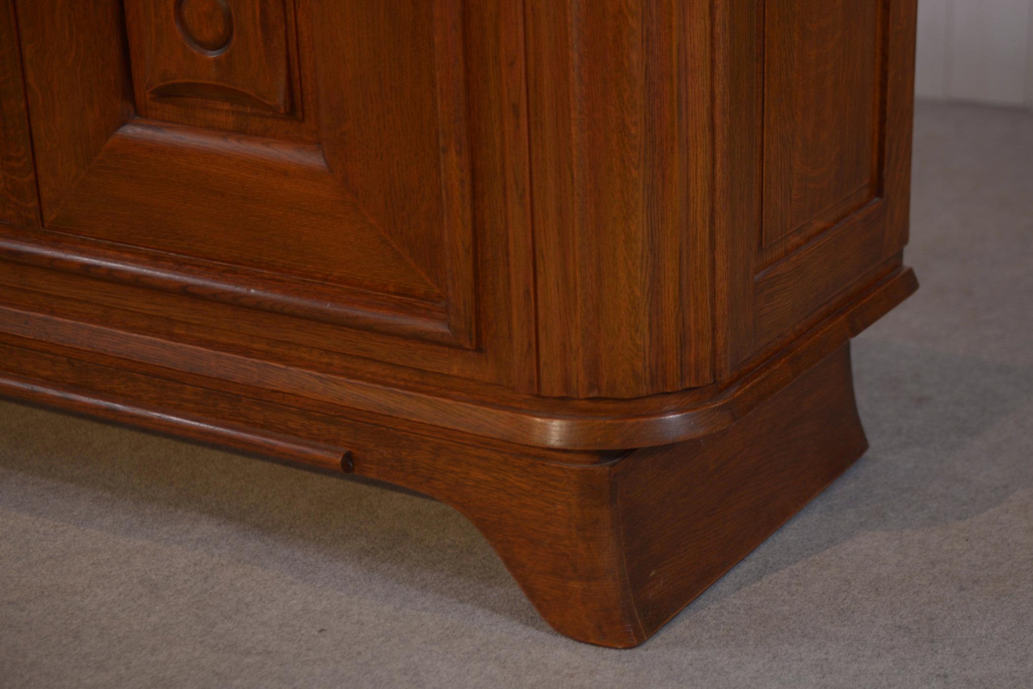 Buffet 3 portes en chêne massif pieds galbés 1950's en vente 1