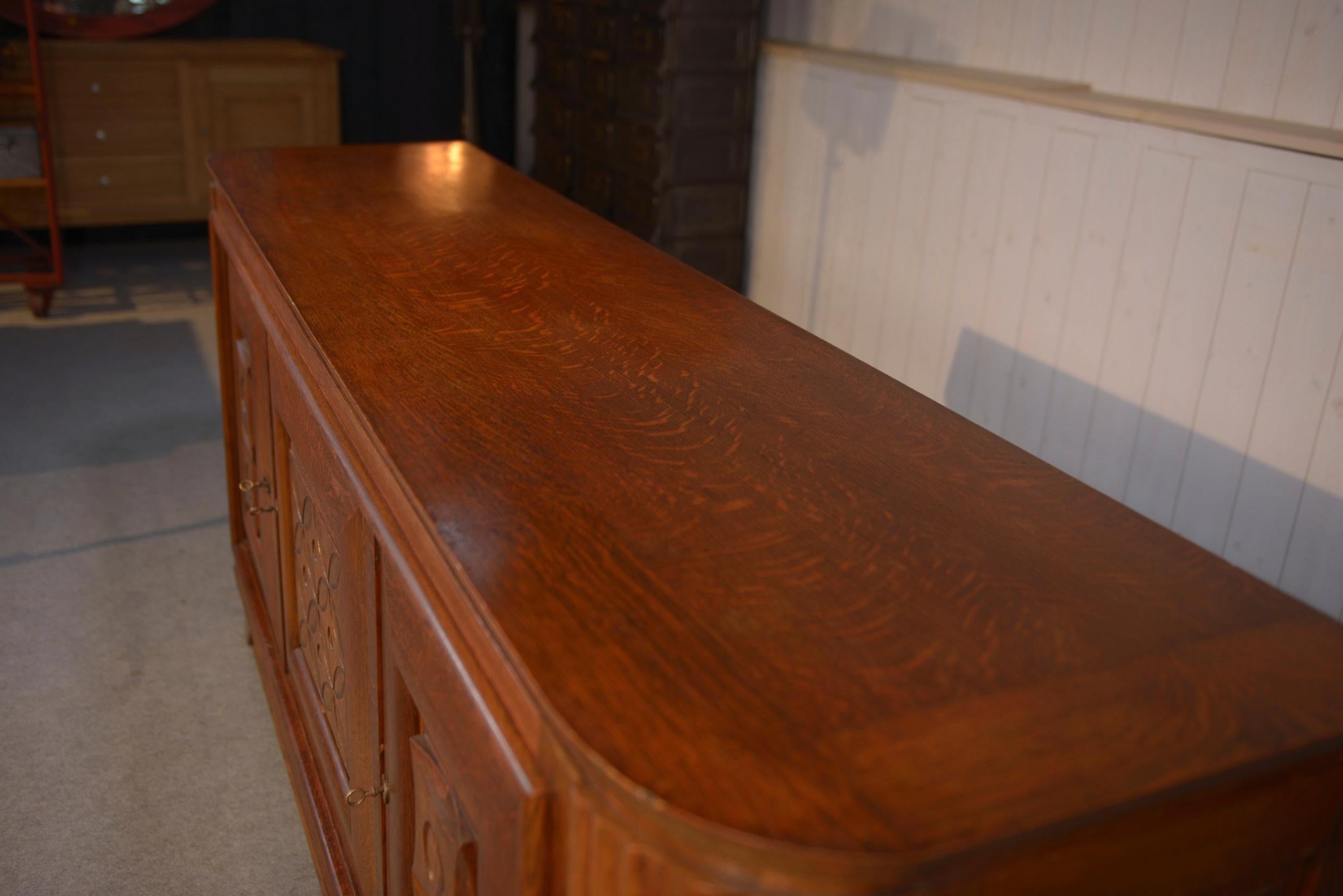 Buffet 3 portes en chêne massif pieds galbés 1950's en vente 2