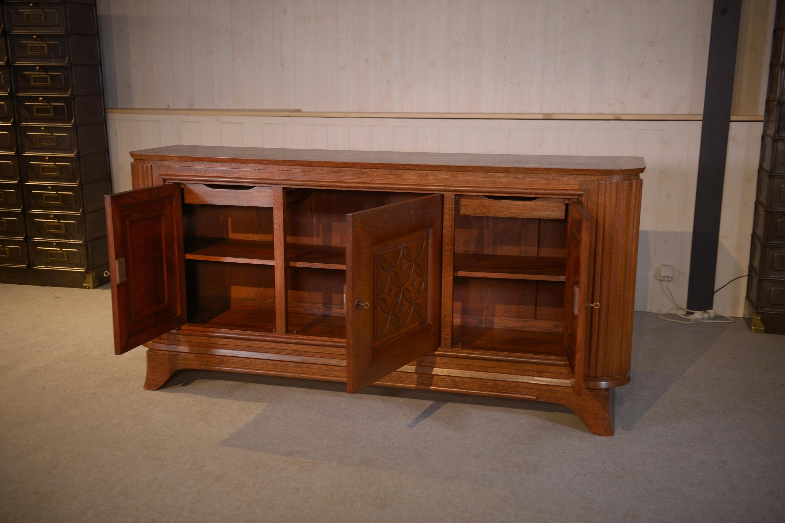 Buffet 3 portes en chêne massif pieds galbés 1950's en vente 3