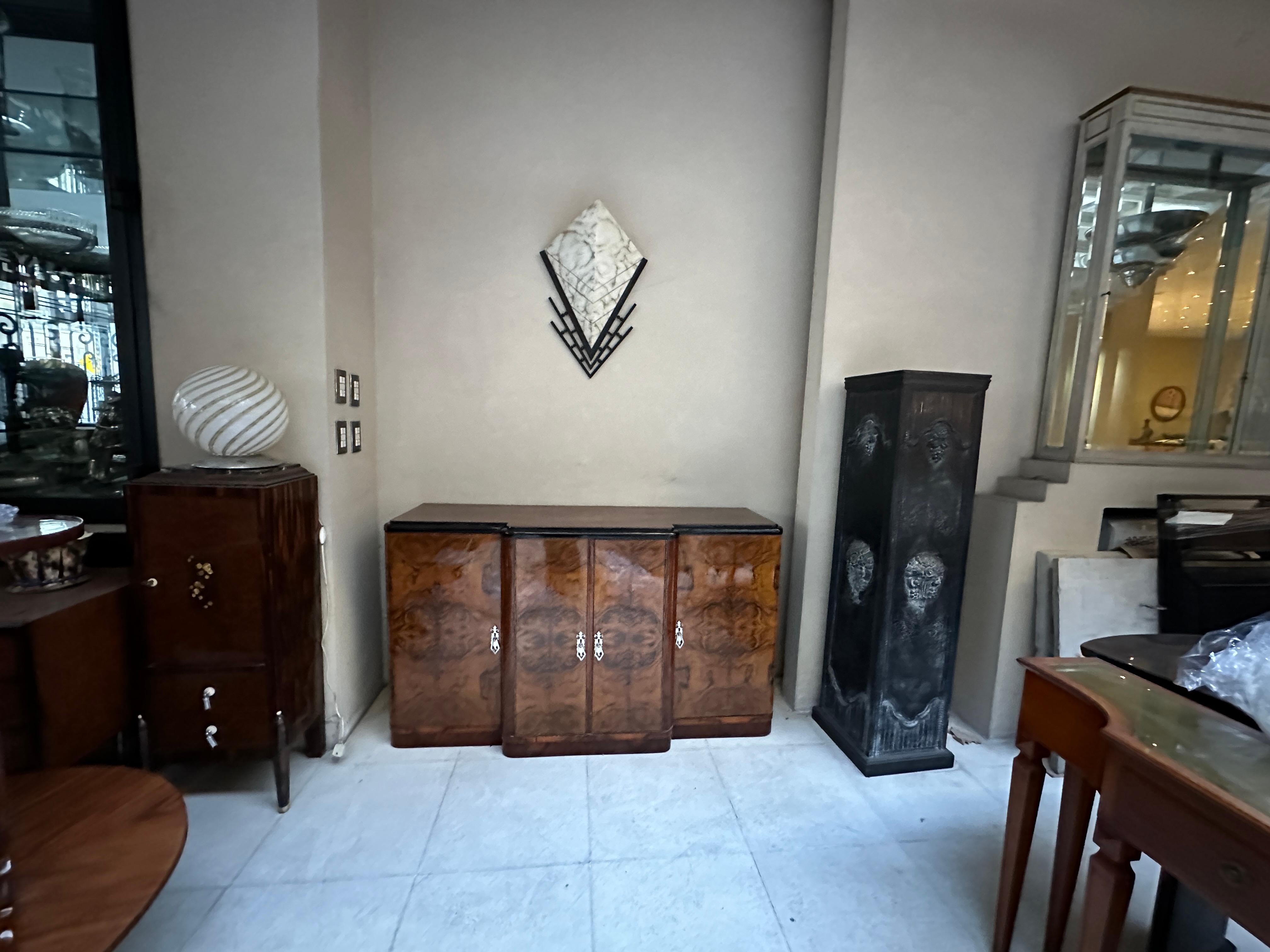 Buffet Art Deco

Materiale: Wood 
Stile: Art Deco
Paese: Francia
Se vuoi vivere gli anni d'oro, questo è il buffet di cui ha bisogno il tuo progetto.
Dal 1982 siamo specializzati nella vendita di oggetti in stile Art Déco, Art Nouveau e Vintage. Per