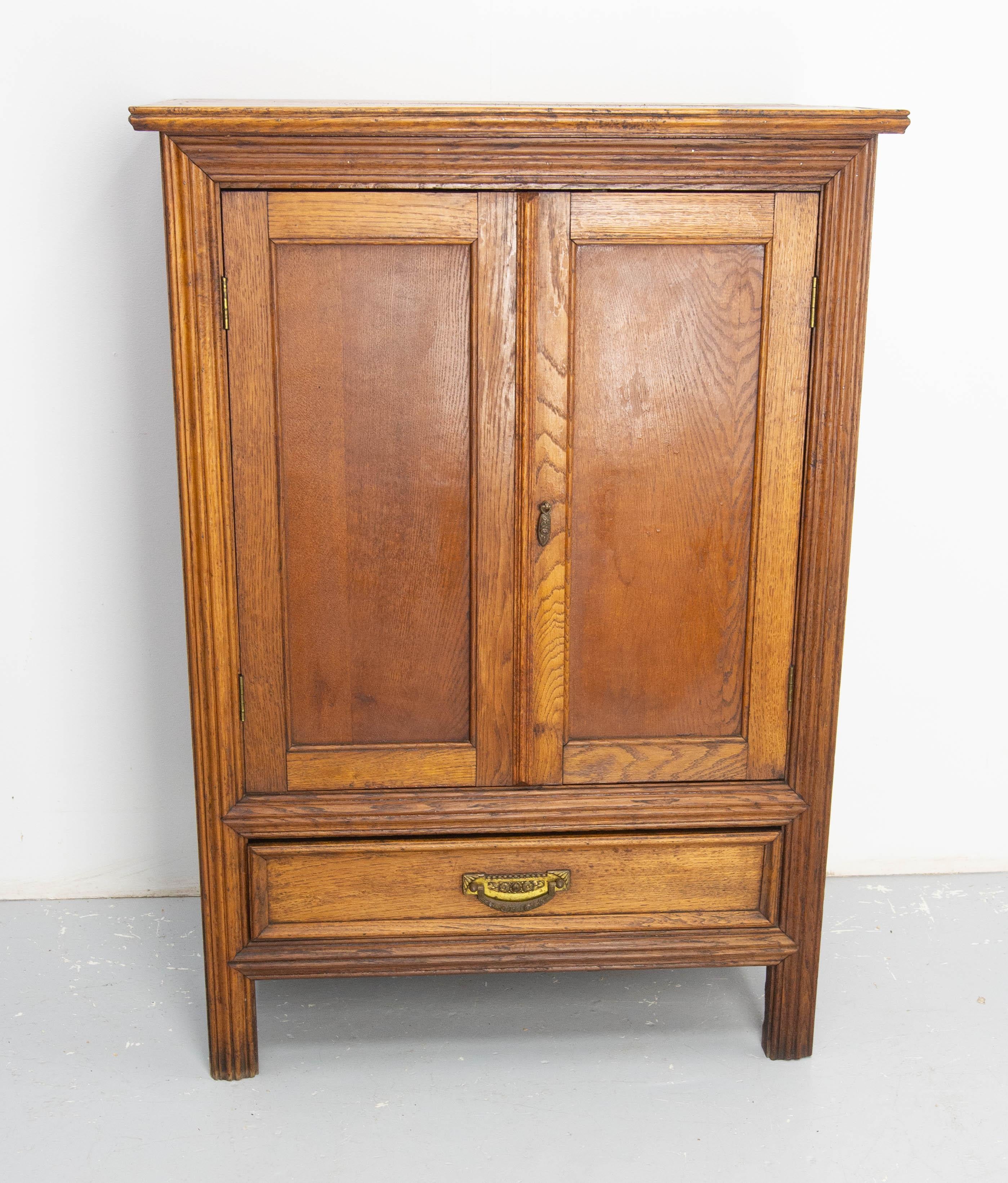 Art Déco French buffet oak and brass.
Made circa 1930
Two doors and one drawer.
This type of cabinet was used in bourgeois houses to store pots of jam (confiture in french), hence its French name 