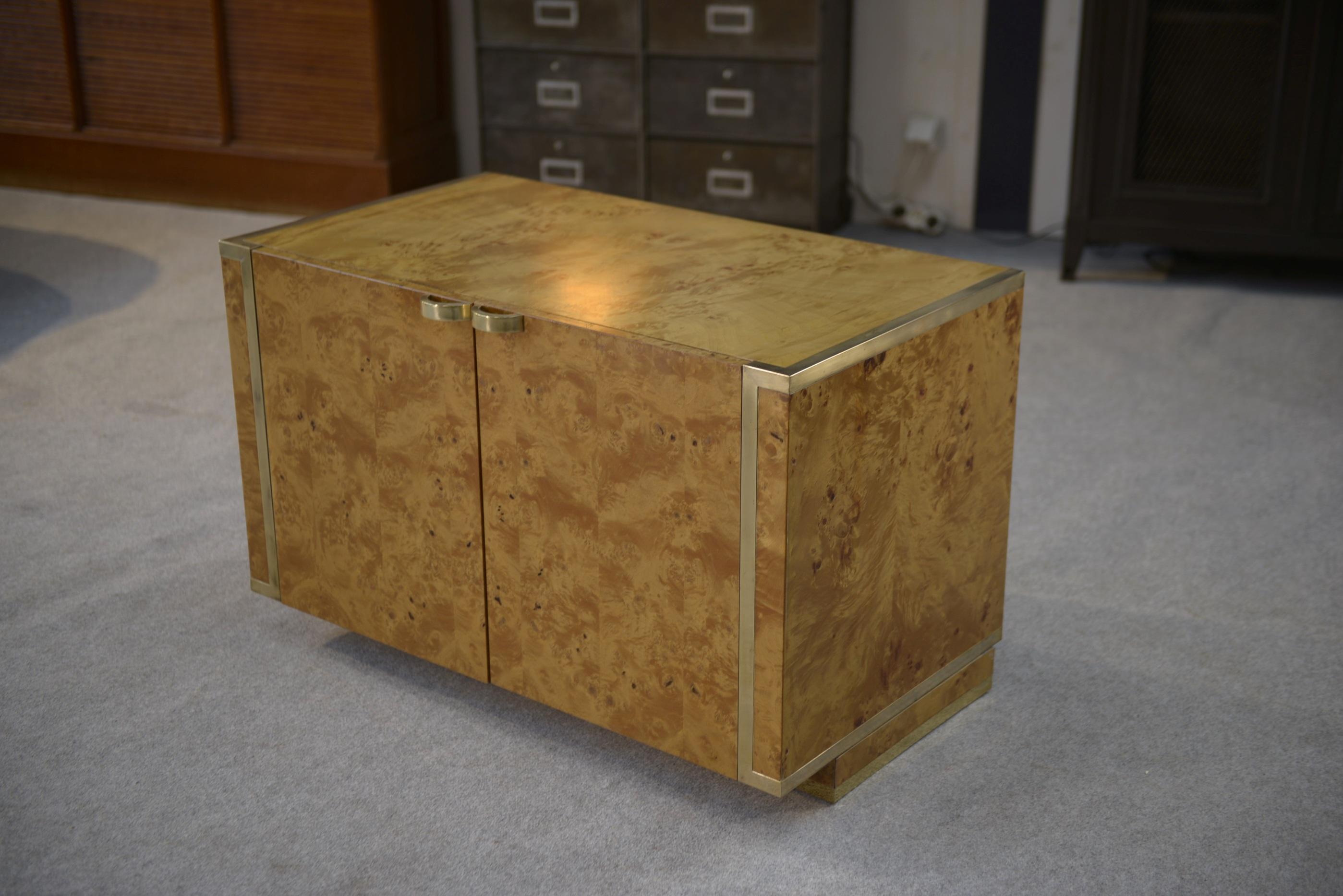 Buffet bas 2 portes Roche Bobois en loupe d'érable Jean Claude Mahey 1970's en vente 5