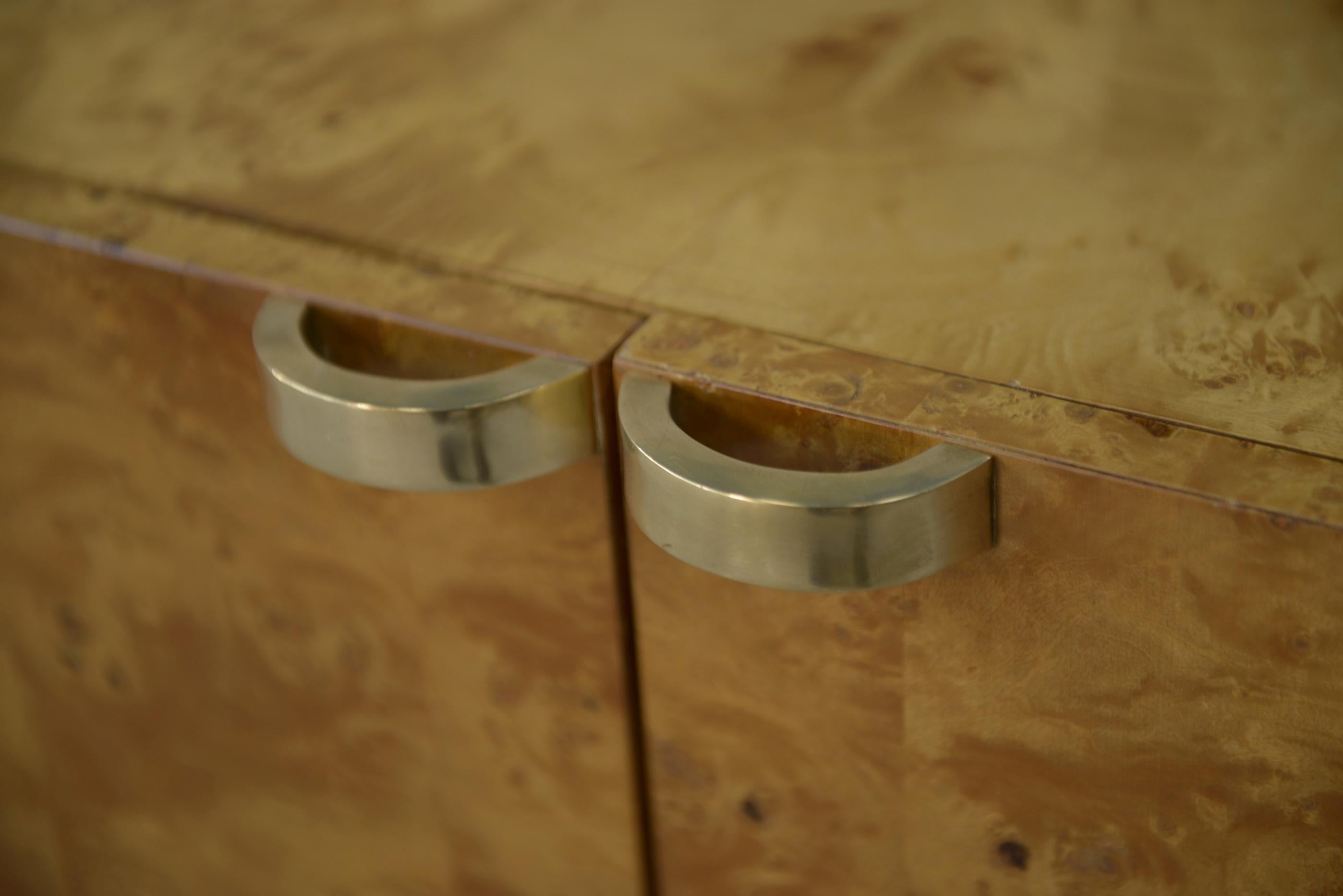 Buffet bas 2 portes Roche Bobois en loupe d'érable Jean Claude Mahey 1970's en vente 6