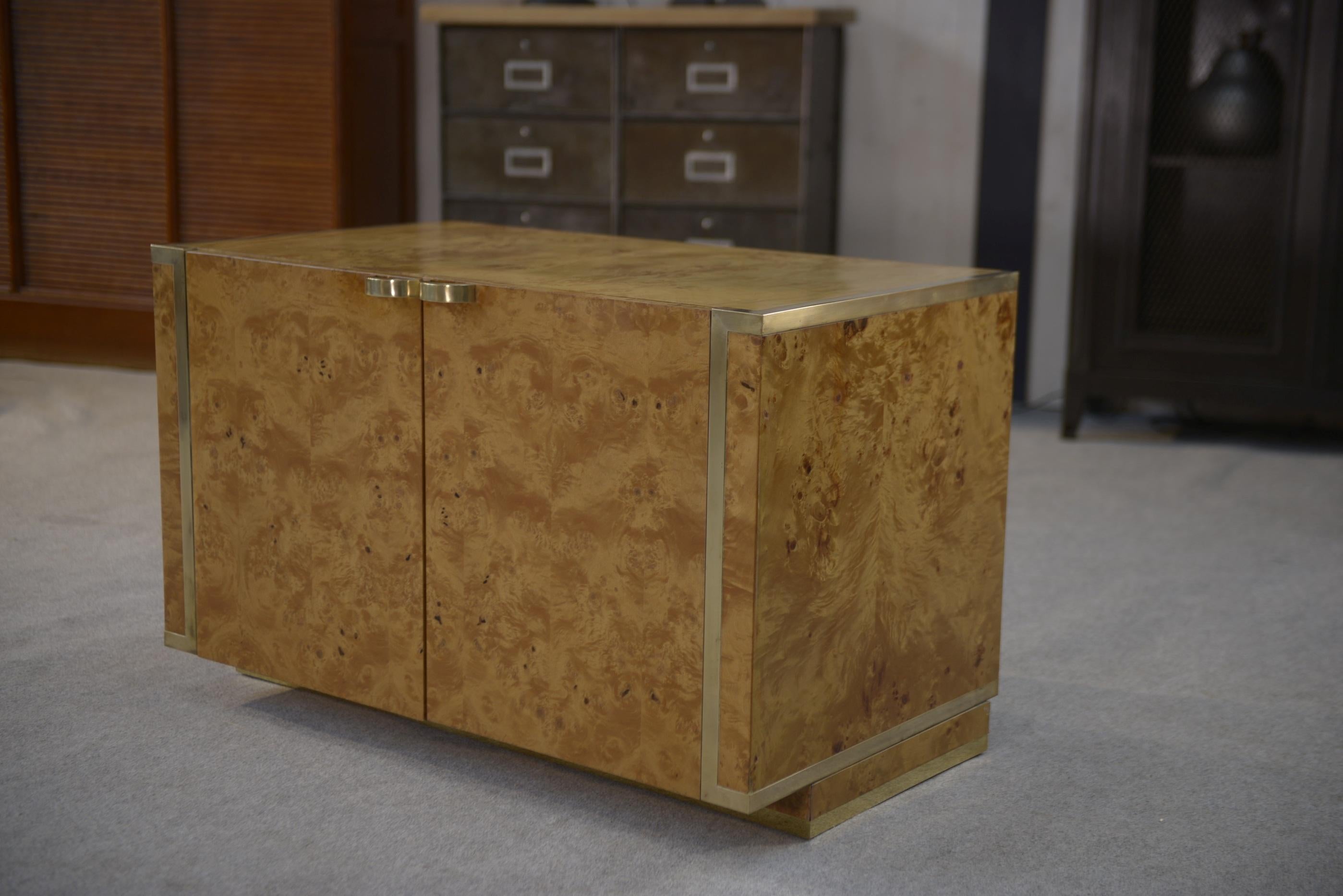 Buffet bas 2 portes Roche Bobois en loupe d'érable Jean Claude Mahey 1970's en vente 7