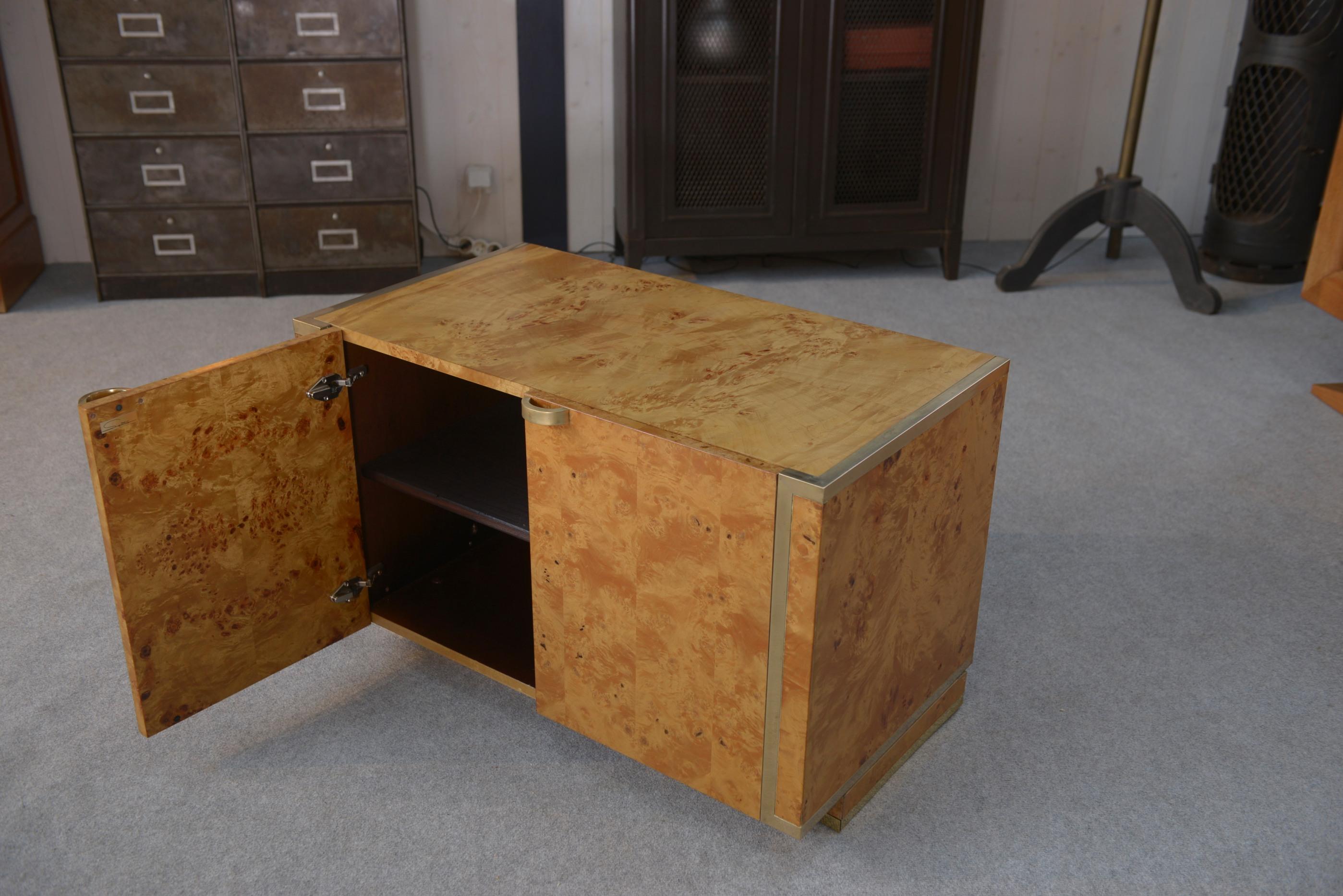 Buffet bas 2 portes Roche Bobois en loupe d'érable Jean Claude Mahey 1970's en vente 8
