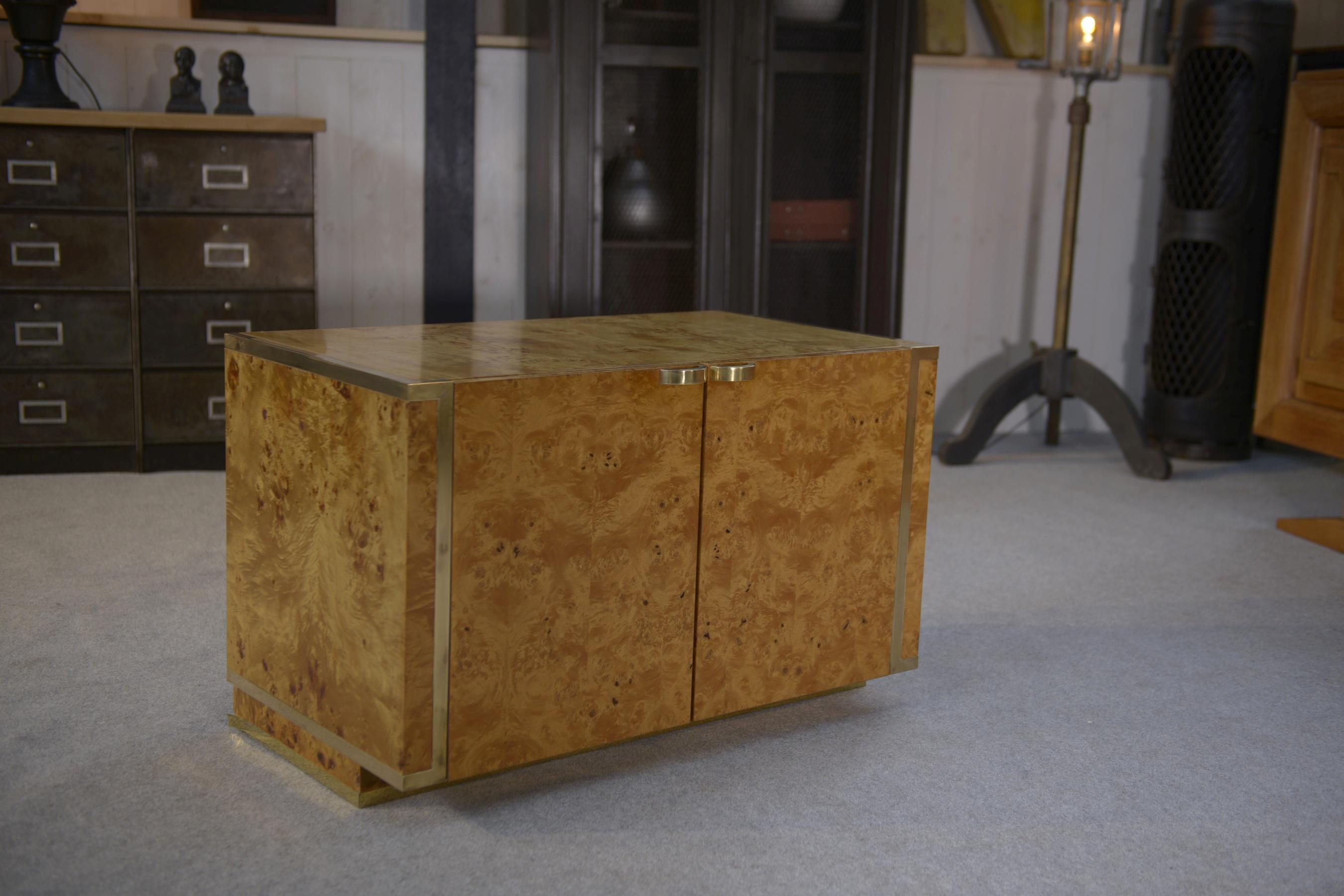 Français Buffet bas 2 portes Roche Bobois en loupe d'érable Jean Claude Mahey 1970's en vente