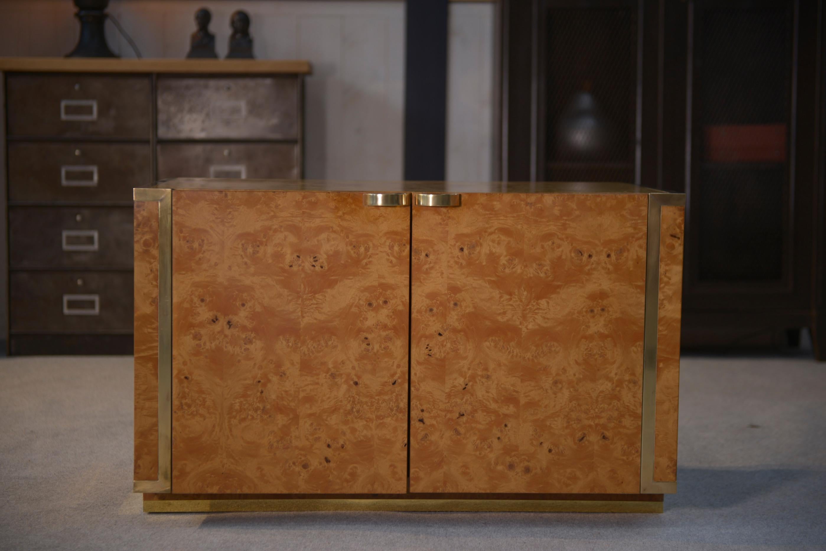 Buffet bas 2 portes Roche Bobois en loupe d'érable Jean Claude Mahey 1970's Bon état - En vente à TOURCOING, FR
