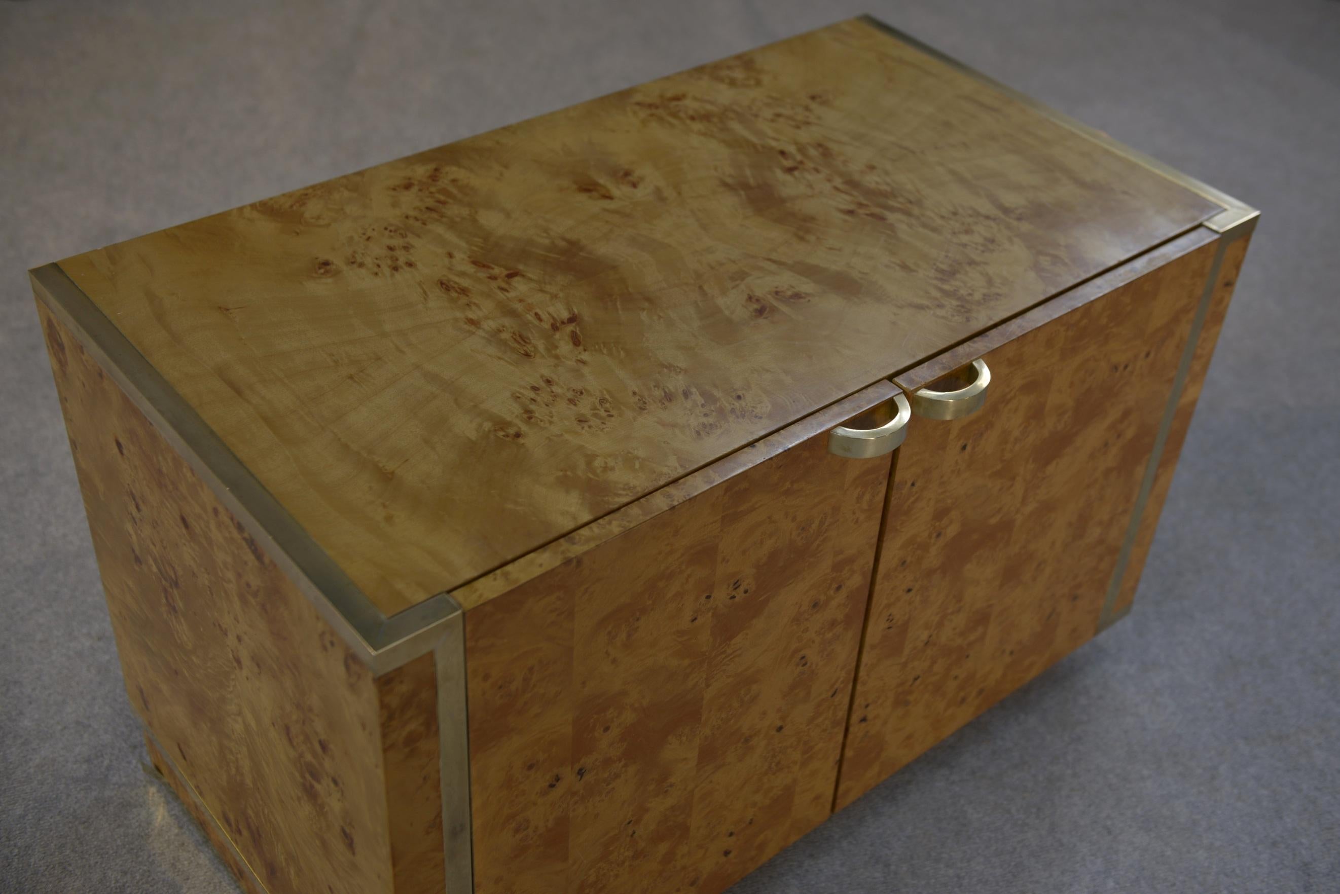 Laiton Buffet bas 2 portes Roche Bobois en loupe d'érable Jean Claude Mahey 1970's en vente