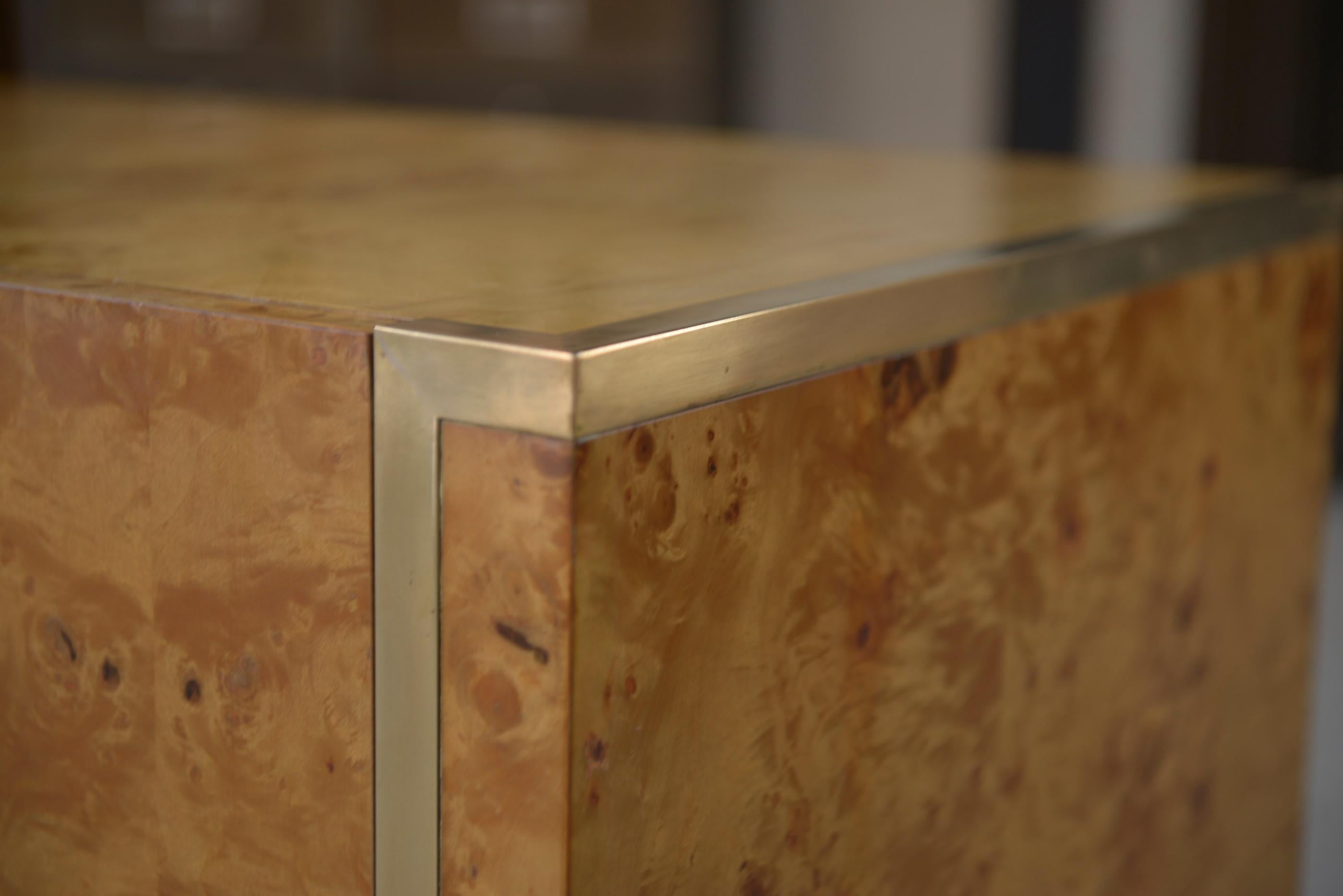 Buffet bas 2 portes Roche Bobois en loupe d'érable Jean Claude Mahey 1970's en vente 1