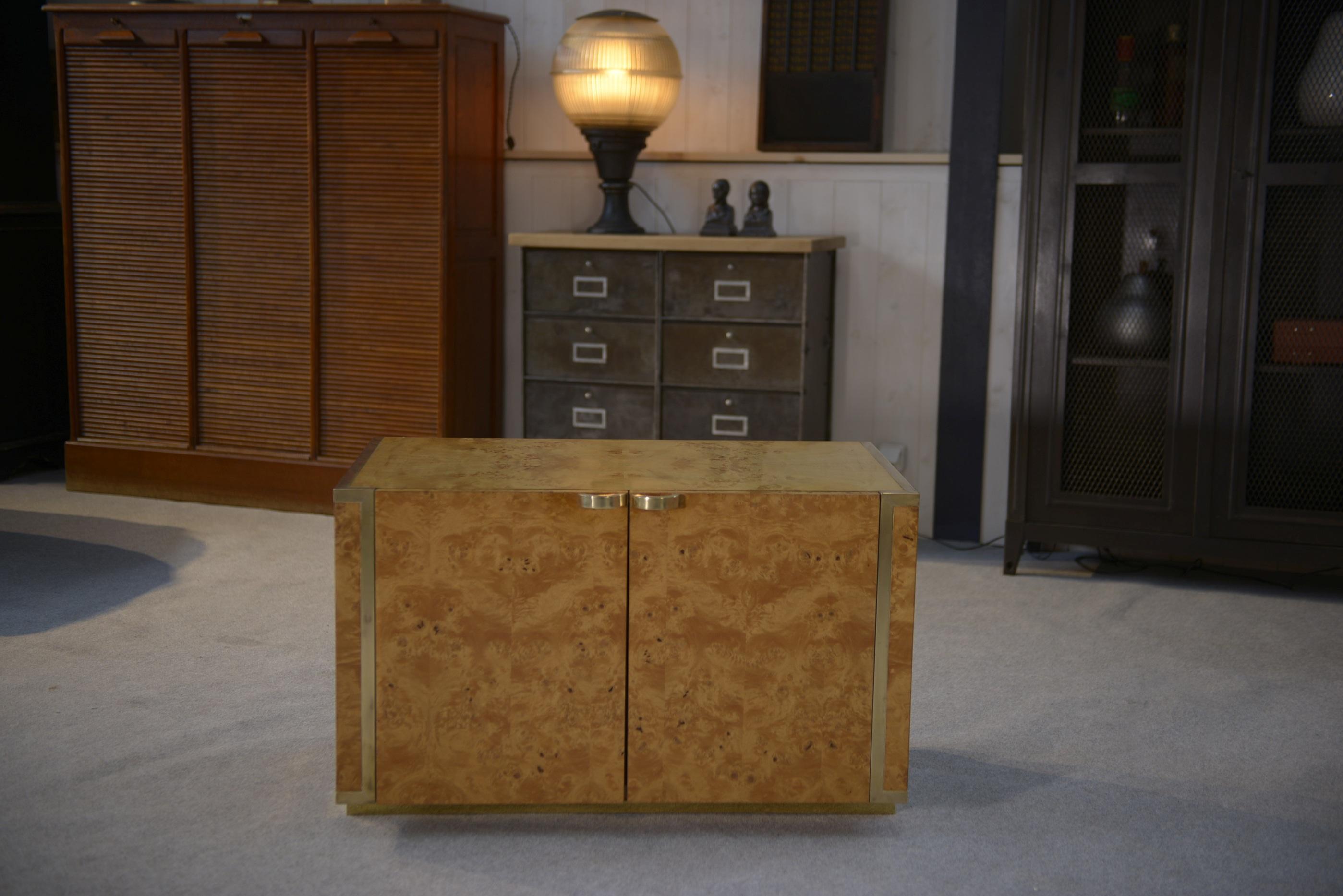 Buffet bas 2 portes Roche Bobois en loupe d'érable Jean Claude Mahey 1970's en vente 4