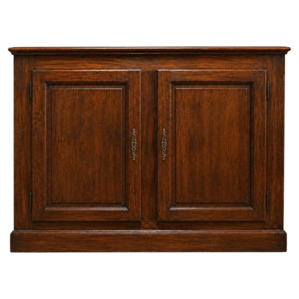 Buffet bas à plinthe – Style Régence – Chêne massif – Plateau à chevrons For Sale