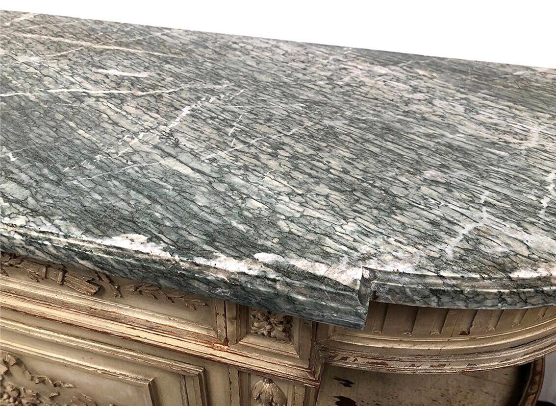 Buffet bas en demi-lune de style Louis XVI en bois laqué gris, plateau de marbre For Sale 5