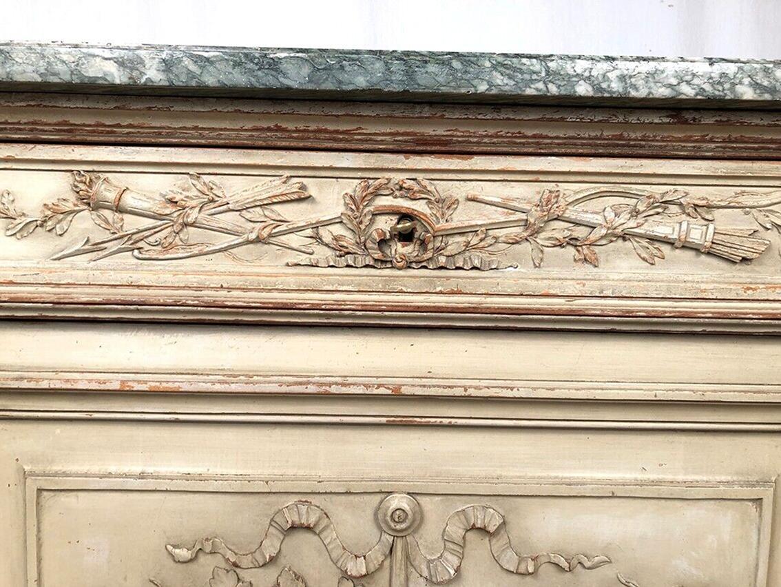 Buffet bas en demi-lune de style Louis XVI en bois laqué gris, plateau de marbre In Fair Condition For Sale In ROYÈRE-DE-VASSIVIÈRE, FR