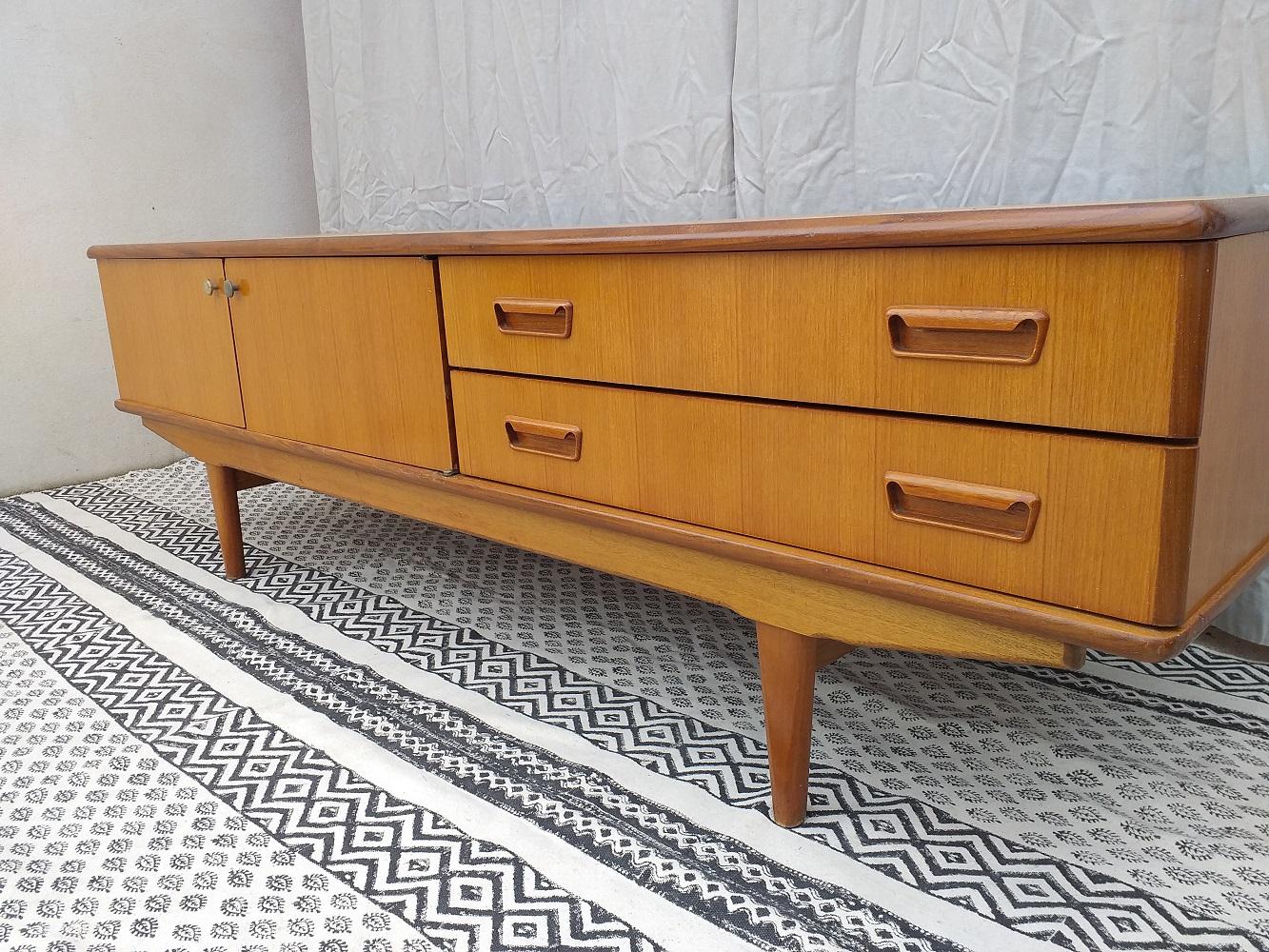 French Buffet bas en placage bois For Sale