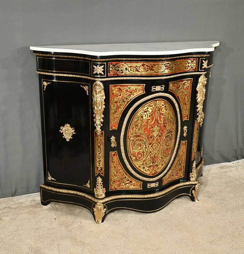Este sugestivo bufé de la época de Napoleón III, realizado con pintura negra en el siglo XIX, se inspira en las creaciones magistrales del ébano de Luis XIV, Charles André Boulle.
Se distingue por una puerta bombardeada imponente, con incrustaciones