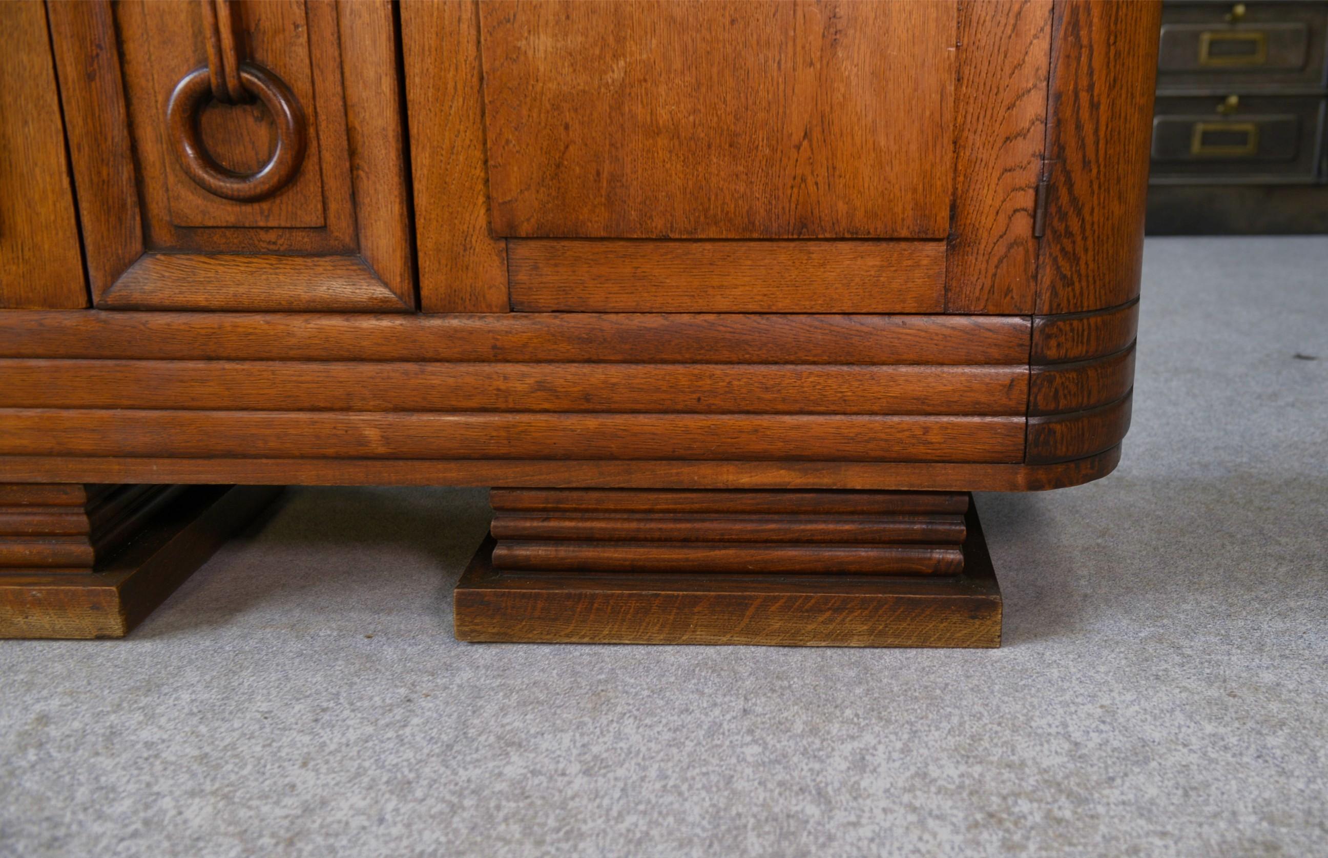 Buffet brutaliste Art déco en chêne massif de Charles Dudouyt 1950's For Sale 2